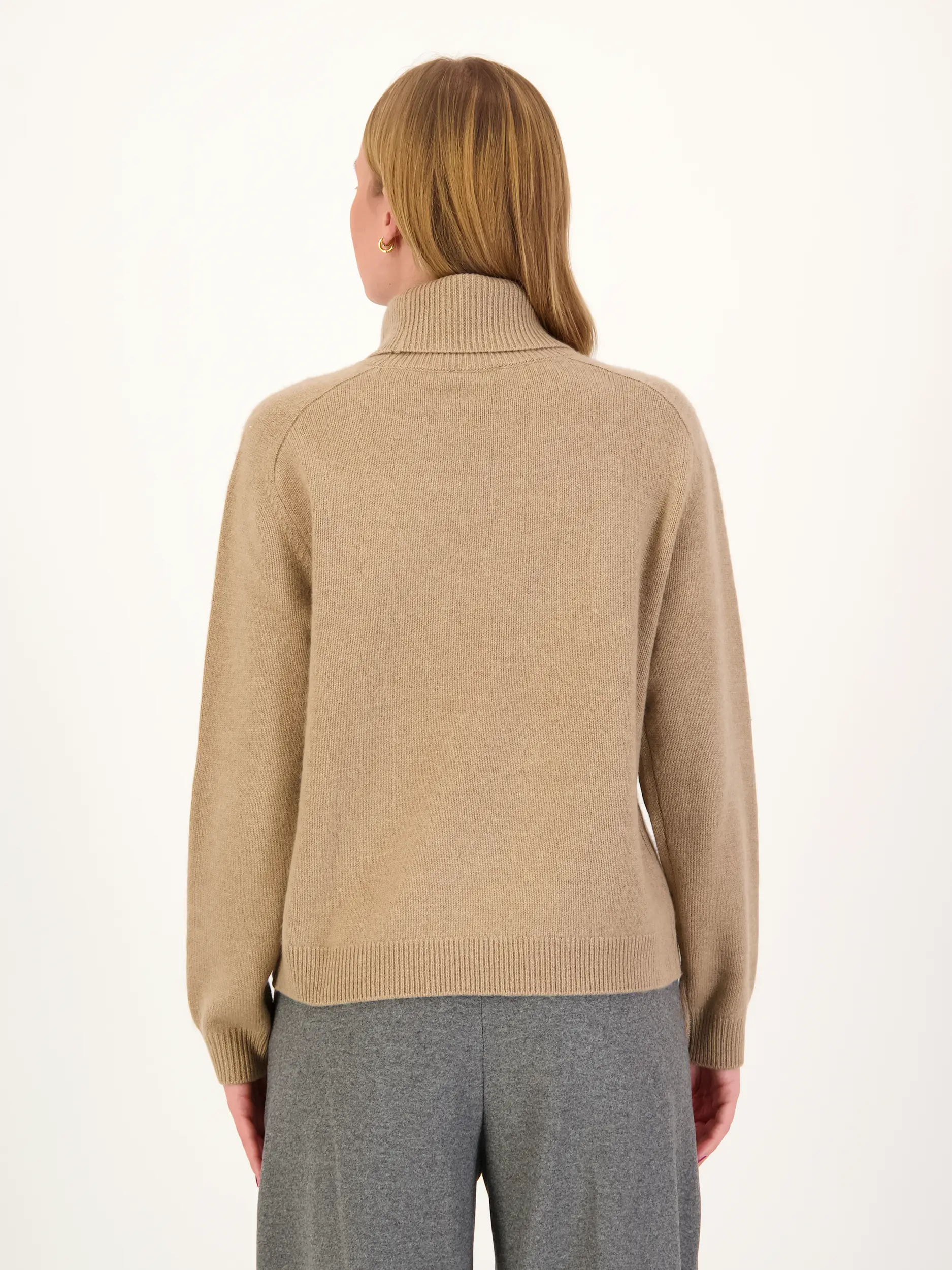 Rollkragenpullover aus Kaschmir langarm - Artikel Rückseite getragen von einem Modell - Farbe: Braun