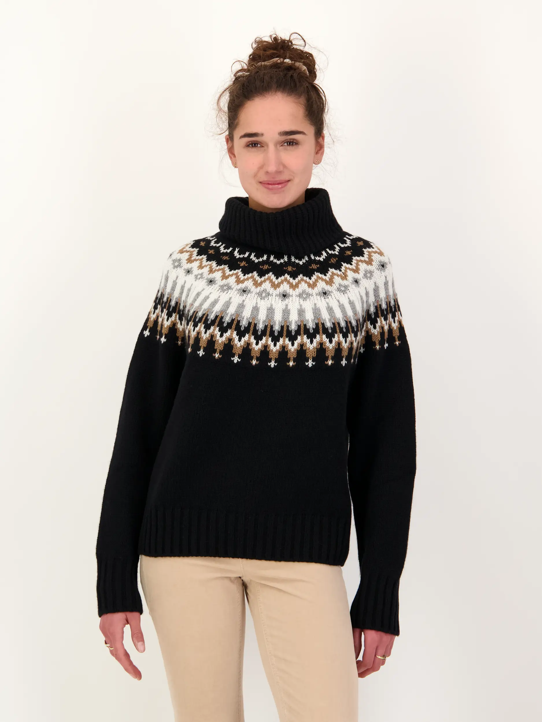 Pullover 'Ingrid' mit Norweger-Muster  - Artikel Vorderseite getragen von einem Modell - Farbe: Schwarz