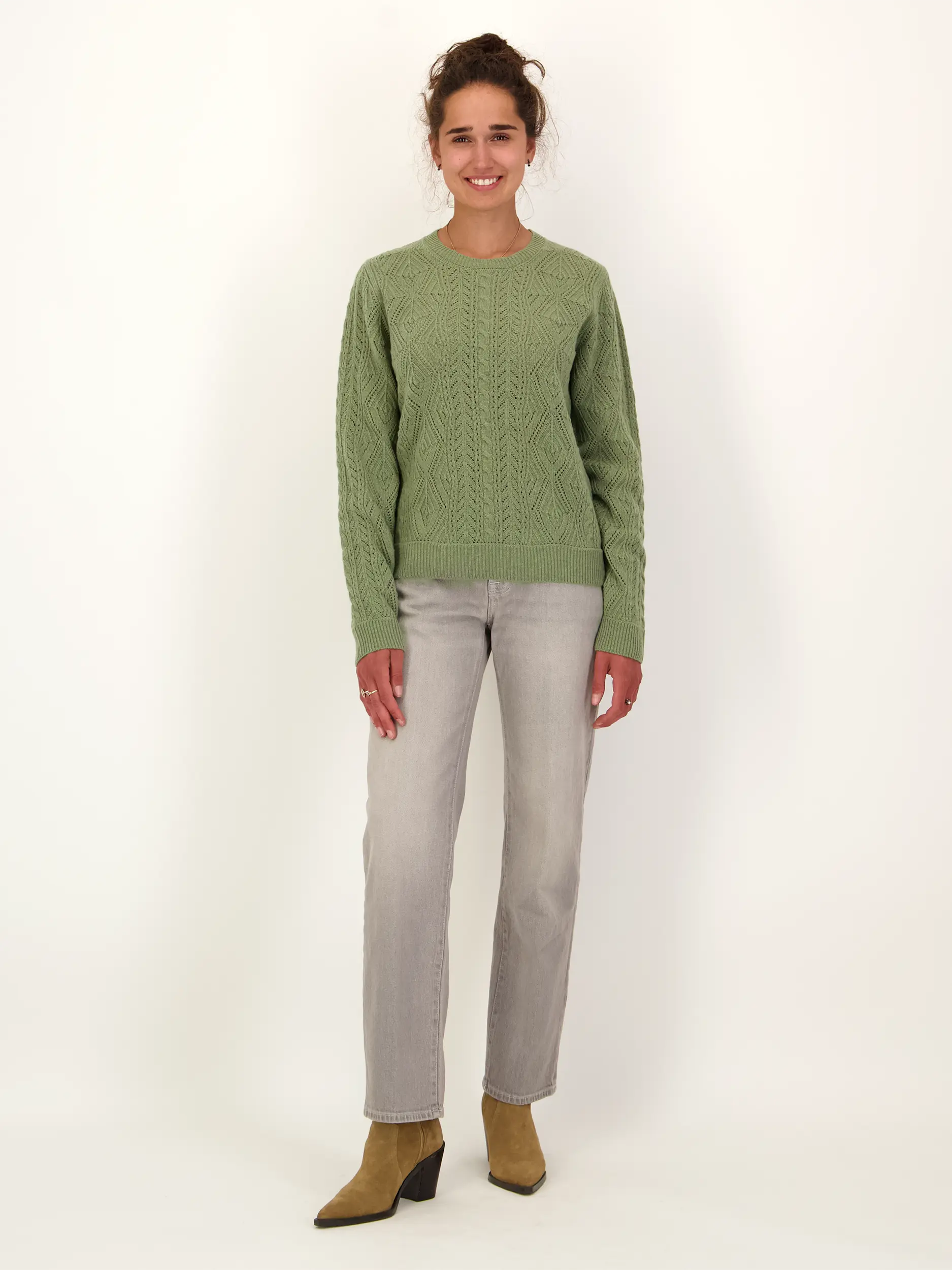 Pullover aus Wolle langarm - Artikel Teil eines Outfits getragen von einem Modell
