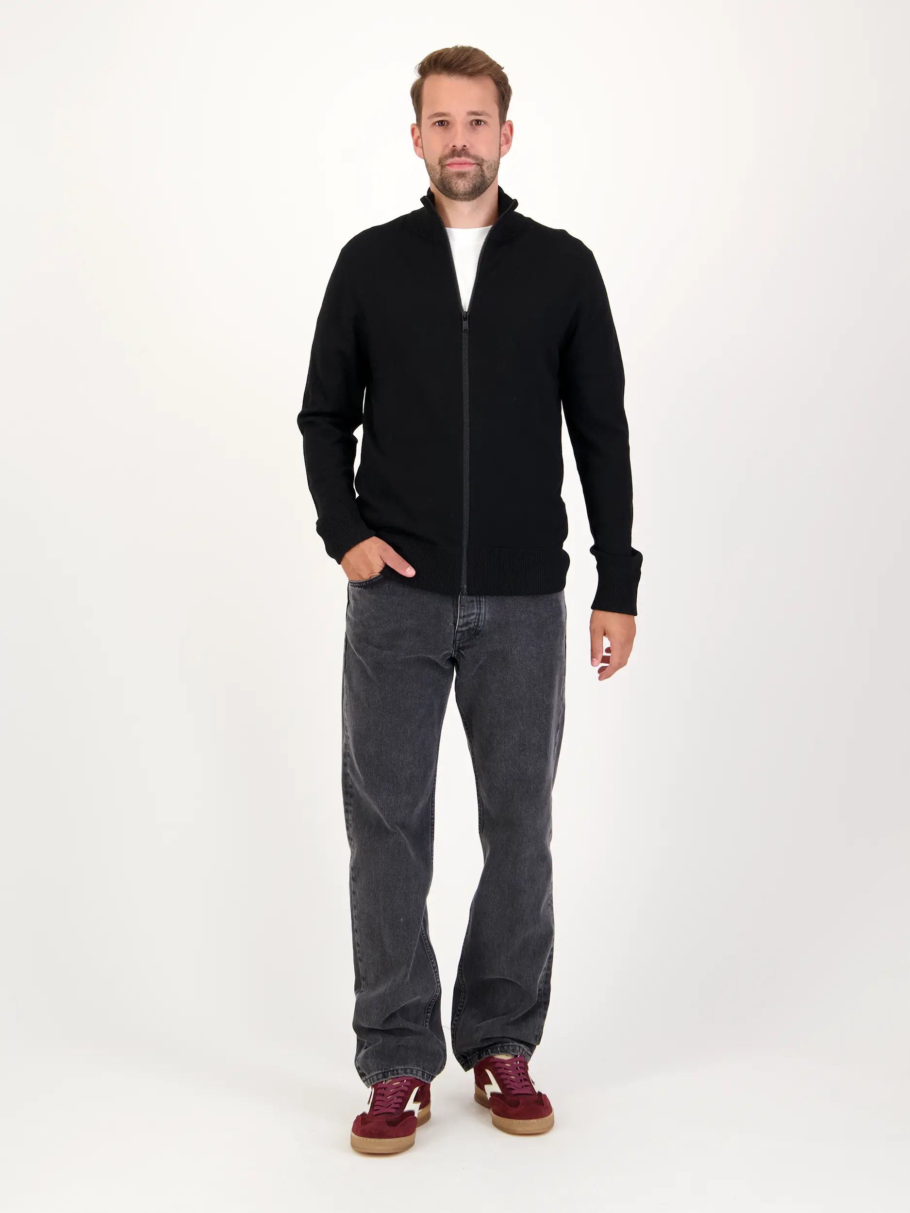 Strickjacke 'Antonio' aus Schurwolle - Artikel Teil eines Outfits getragen von einem Modell - Farbe: Schwarz
