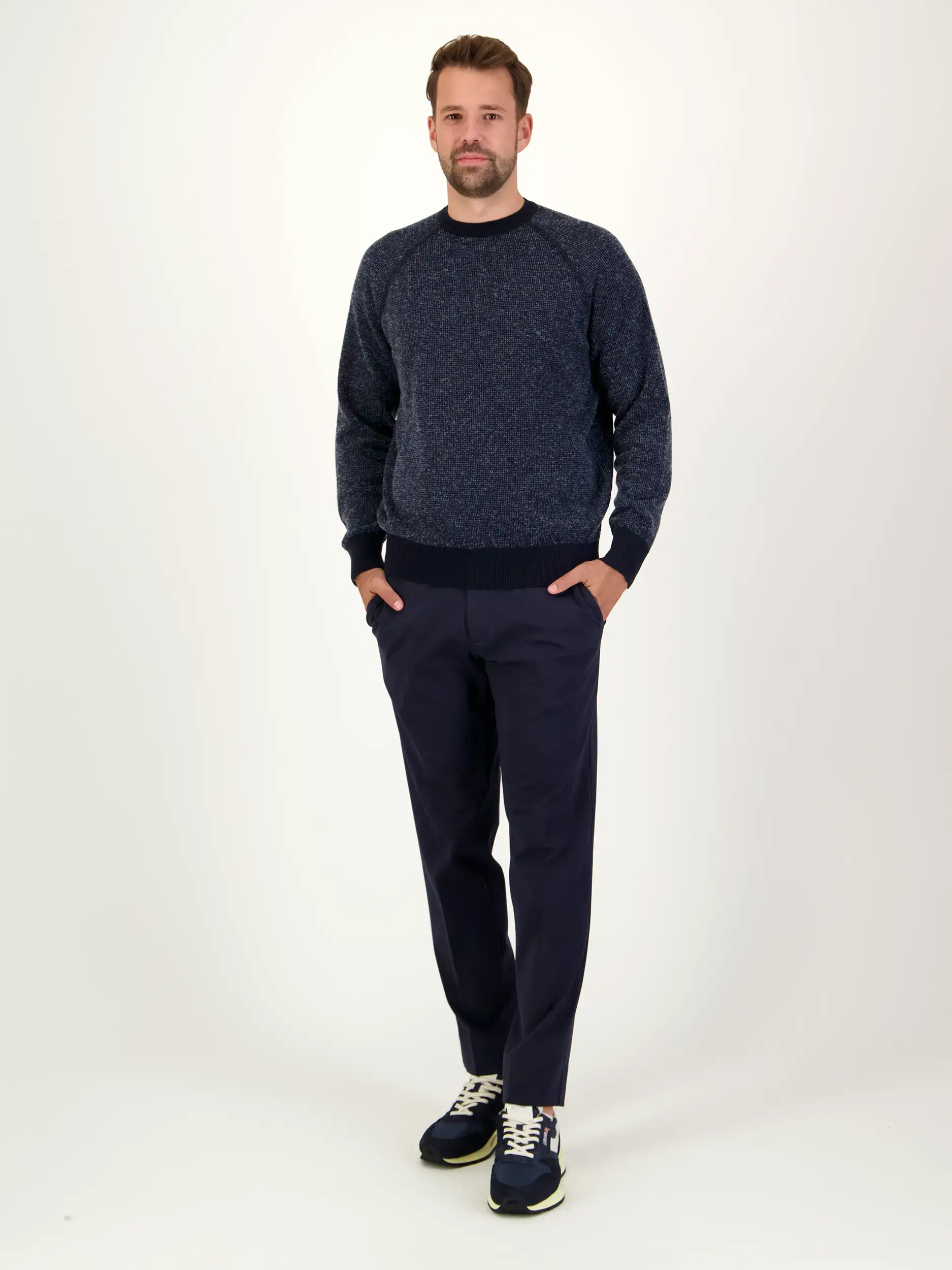 Pullover aus Woll-Mix langarm - Artikel Teil eines Outfits getragen von einem Modell - Farbe: Blau