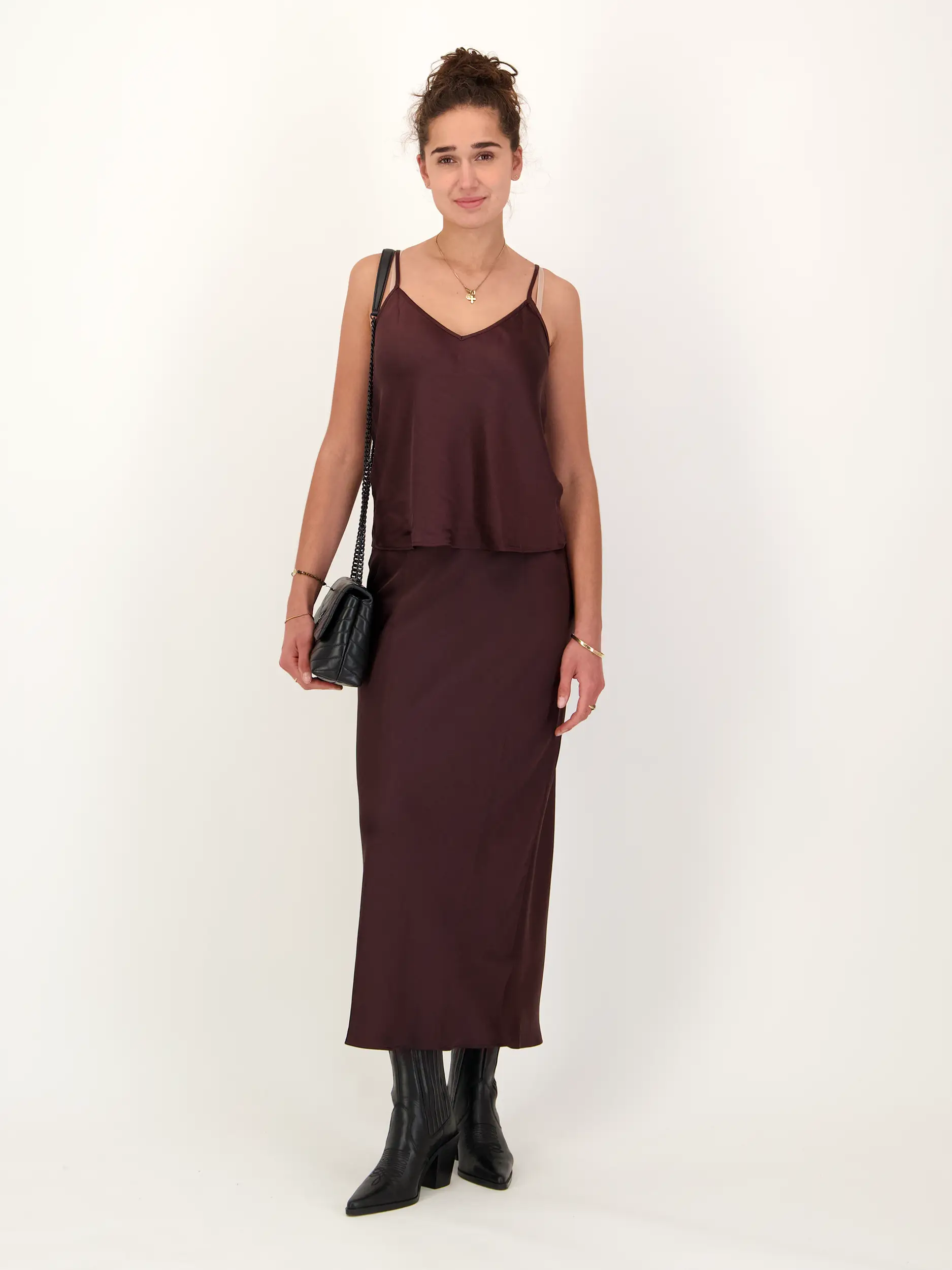 Satin-Top 'Sasharon' - Artikel Teil eines Outfits getragen von einem Modell - Farbe: Braun