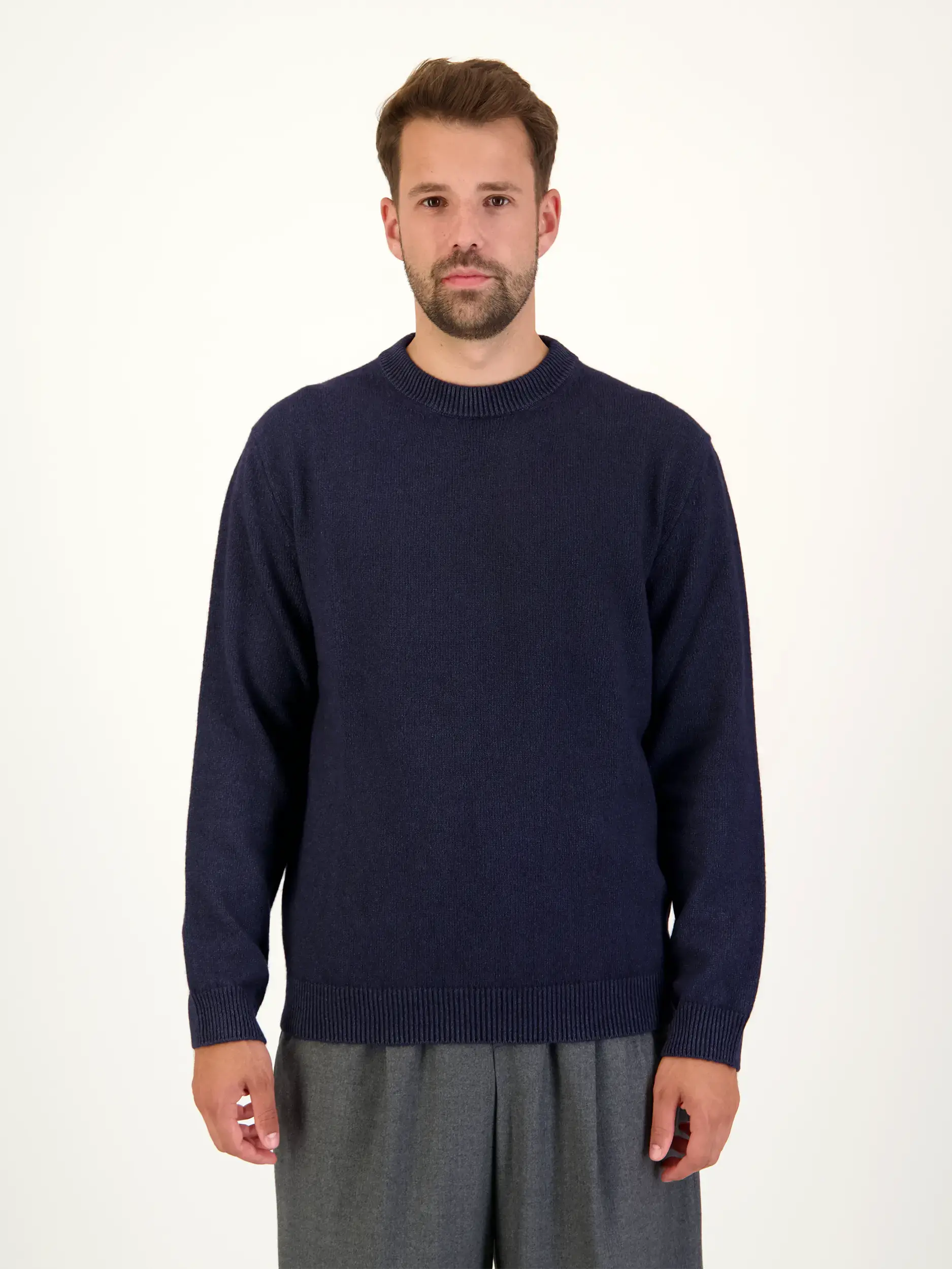 Pullover aus Kaschmir langarm - Artikel Vorderseite getragen von einem Modell - Farbe: Blau