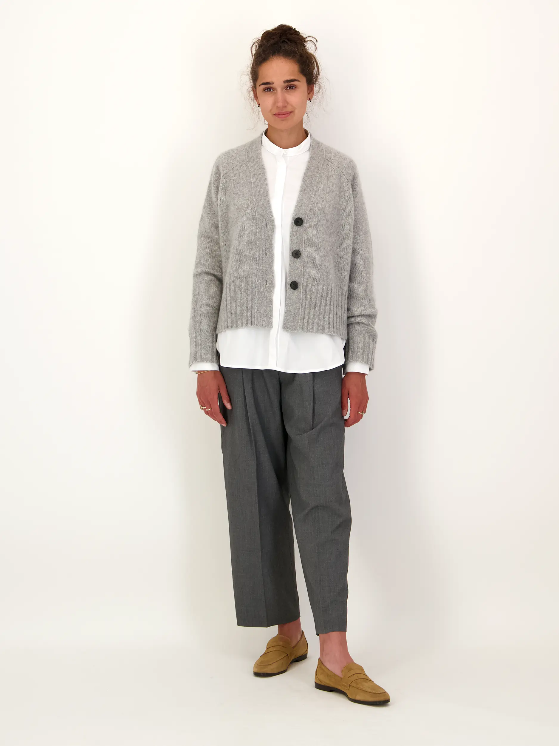Strickjacke 'Austell' aus Kaschmir - Artikel Teil eines Outfits getragen von einem Modell