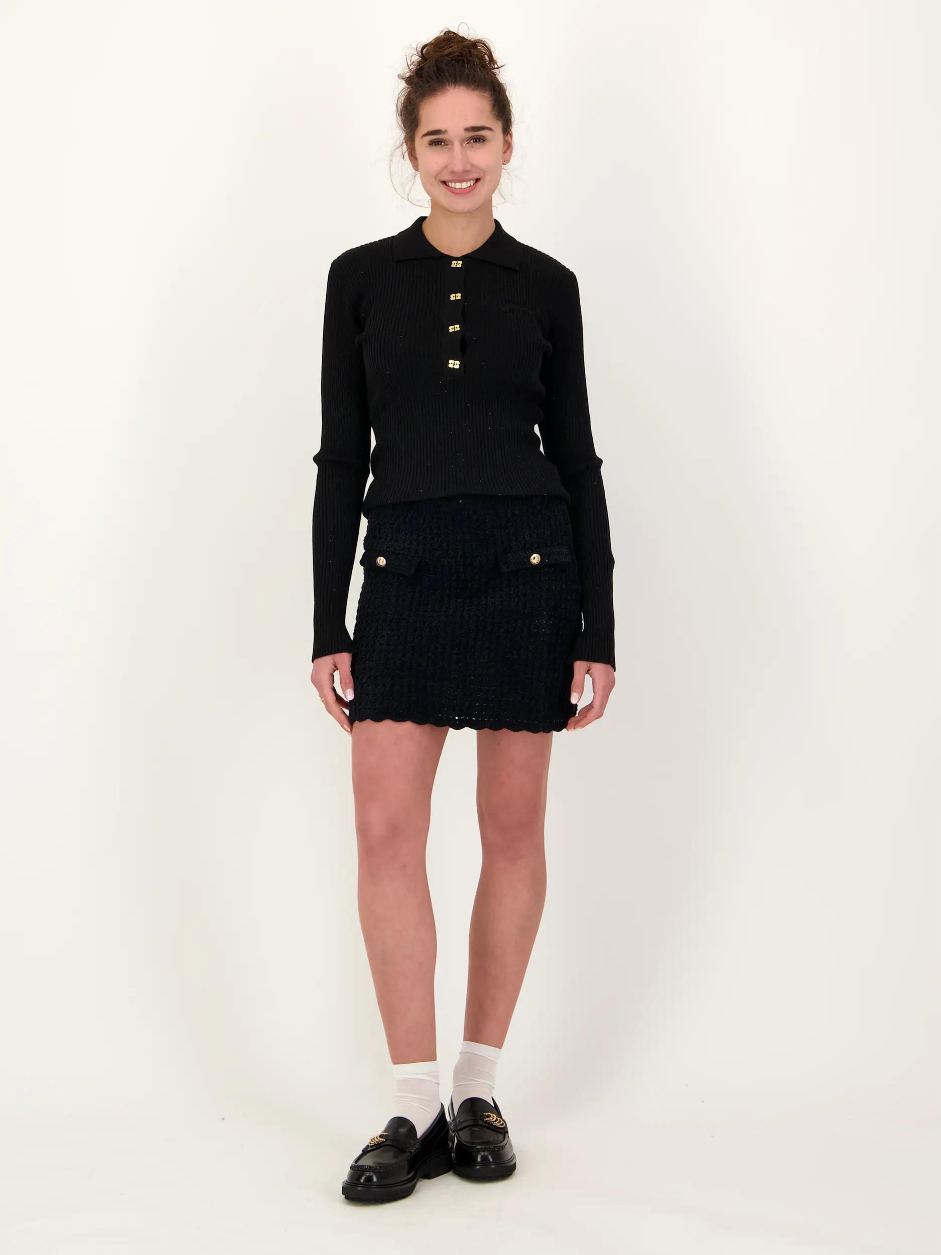 Strickpolo - Artikel Teil eines Outfits getragen von einem Modell - Farbe: Schwarz