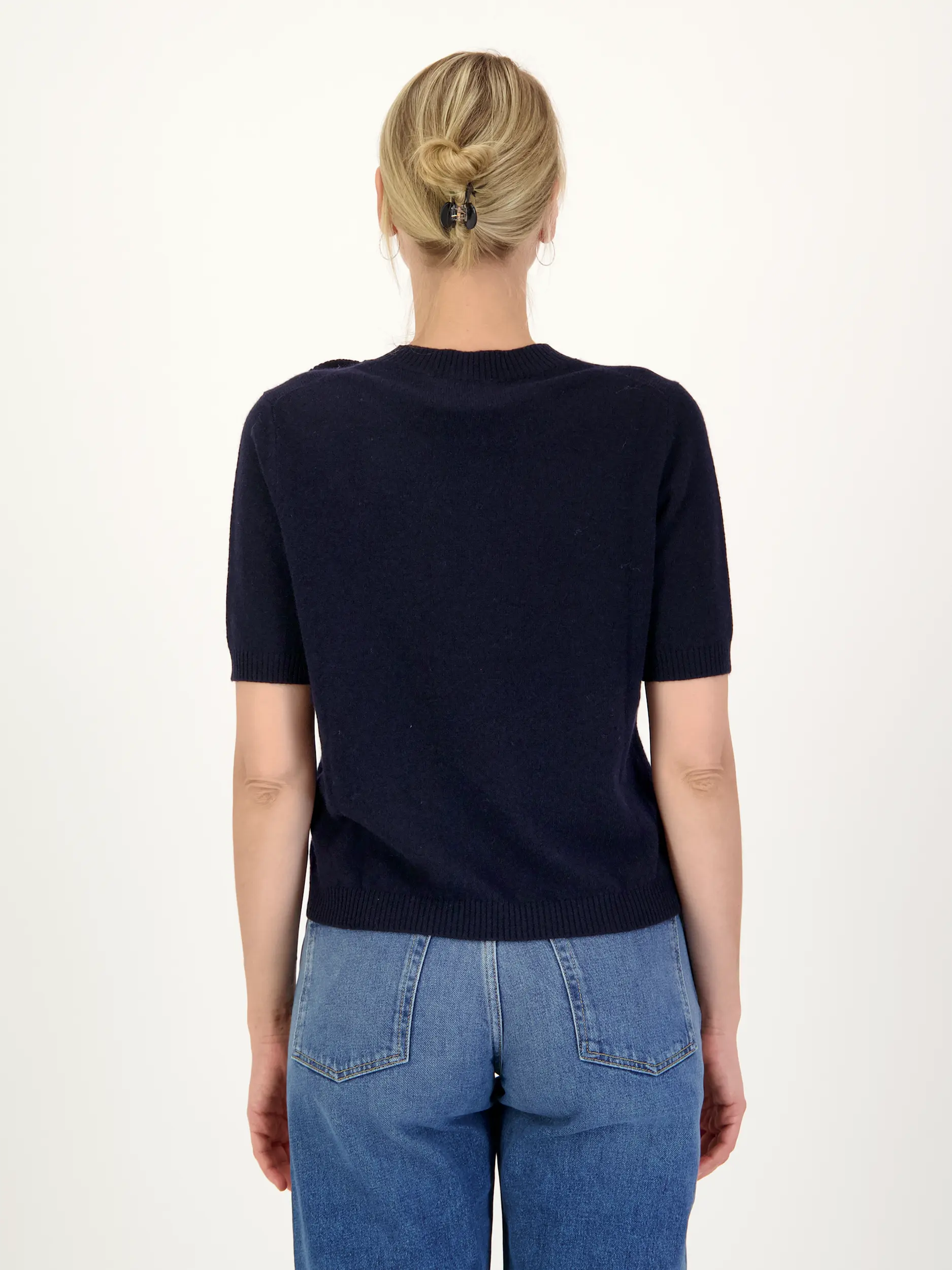 Pullover aus Wolle kurzarm - Artikel Rückseite getragen von einem Modell - Farbe: Blau