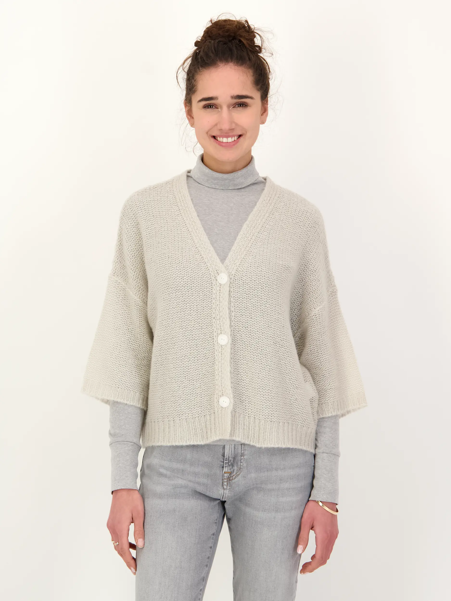 Strickjacke 'Alegra' aus Kaschmir Seide Mix - Artikel Vorderseite getragen von einem Modell - Farbe: Grau