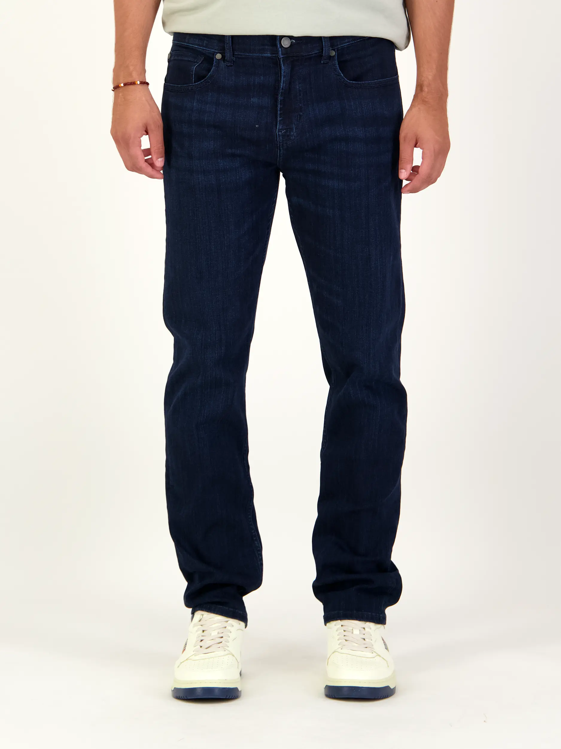 Mid Rise Slim Fit Jeans 'Slimmy Calvert' - Artikel Vorderseite getragen von einem Modell - Farbe: Blau