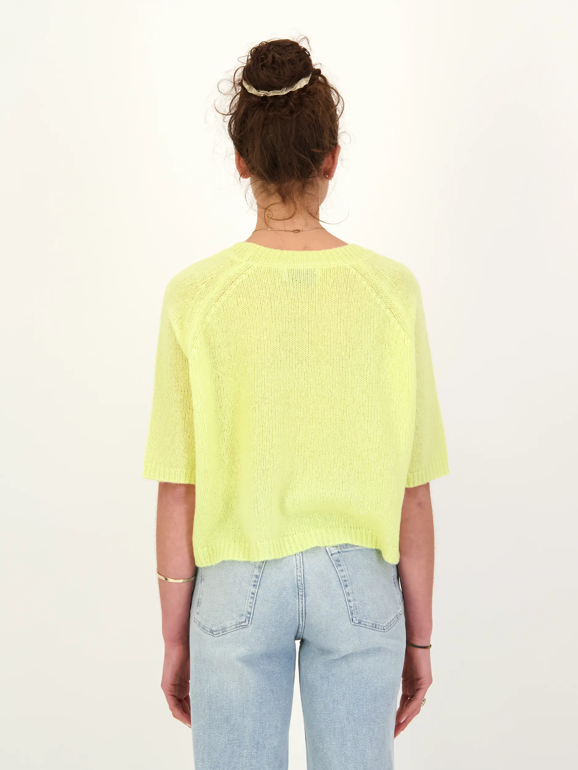 Pullover 'Shii' aus Kaschmir Seide Mix - Artikel Rückseite getragen von einem Modell - Farbe: Gelb