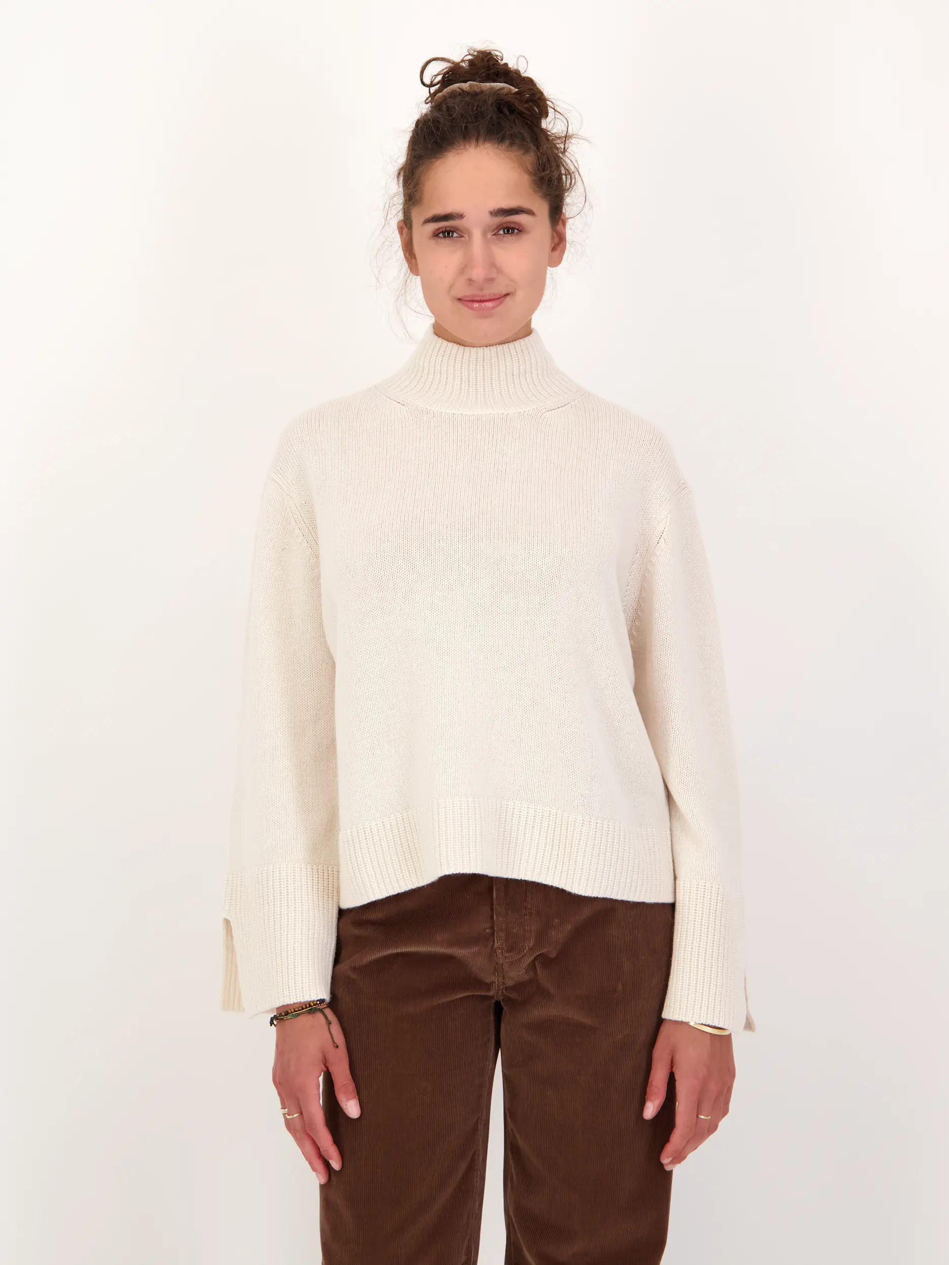 Pullover aus Wolle langarm - Artikel Vorderseite getragen von einem Modell - Farbe: Creme