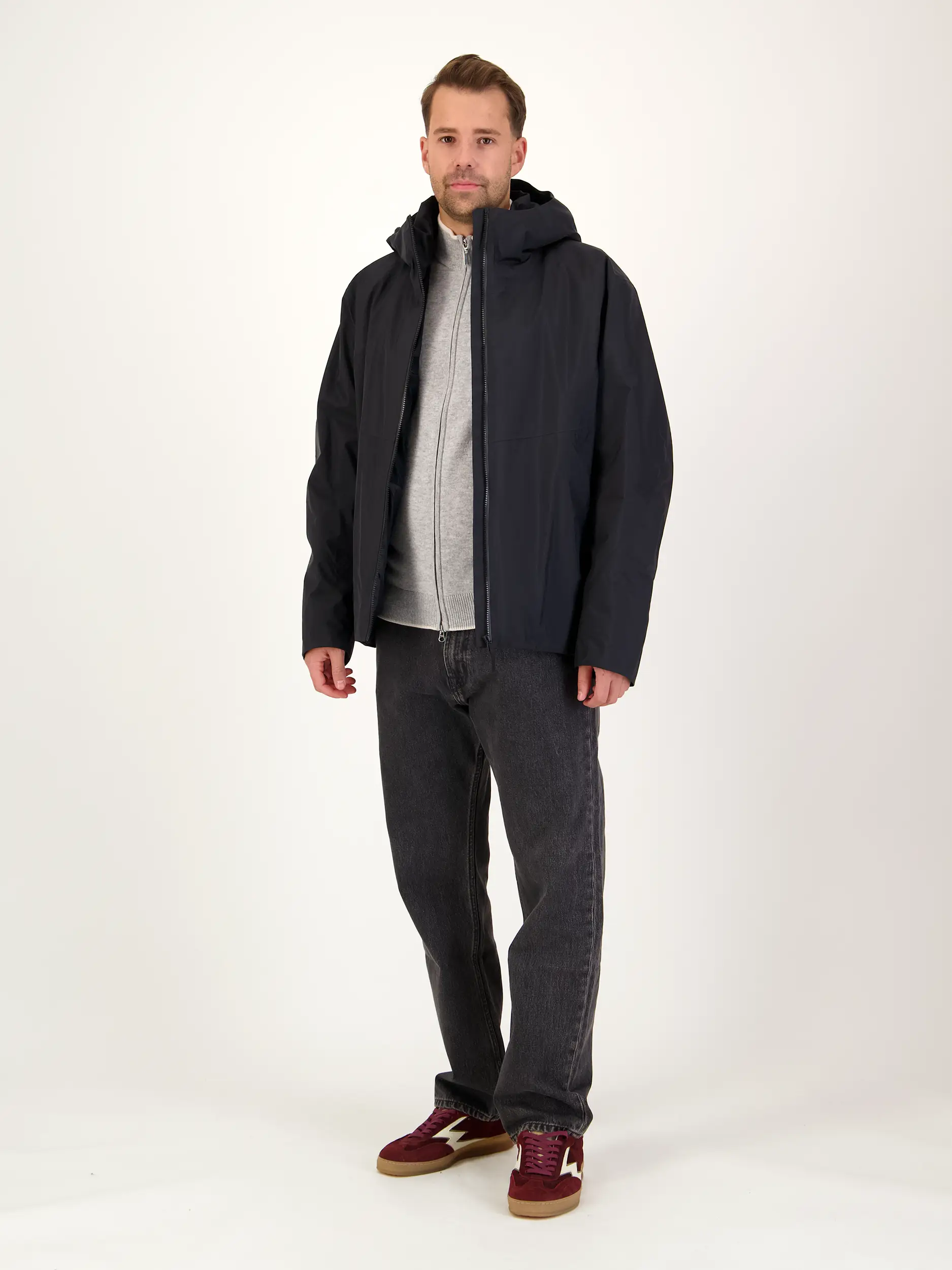 Wasserdichte Jacke 'Diode' - Artikel Teil eines Outfits getragen von einem Modell - Farbe: Schwarz