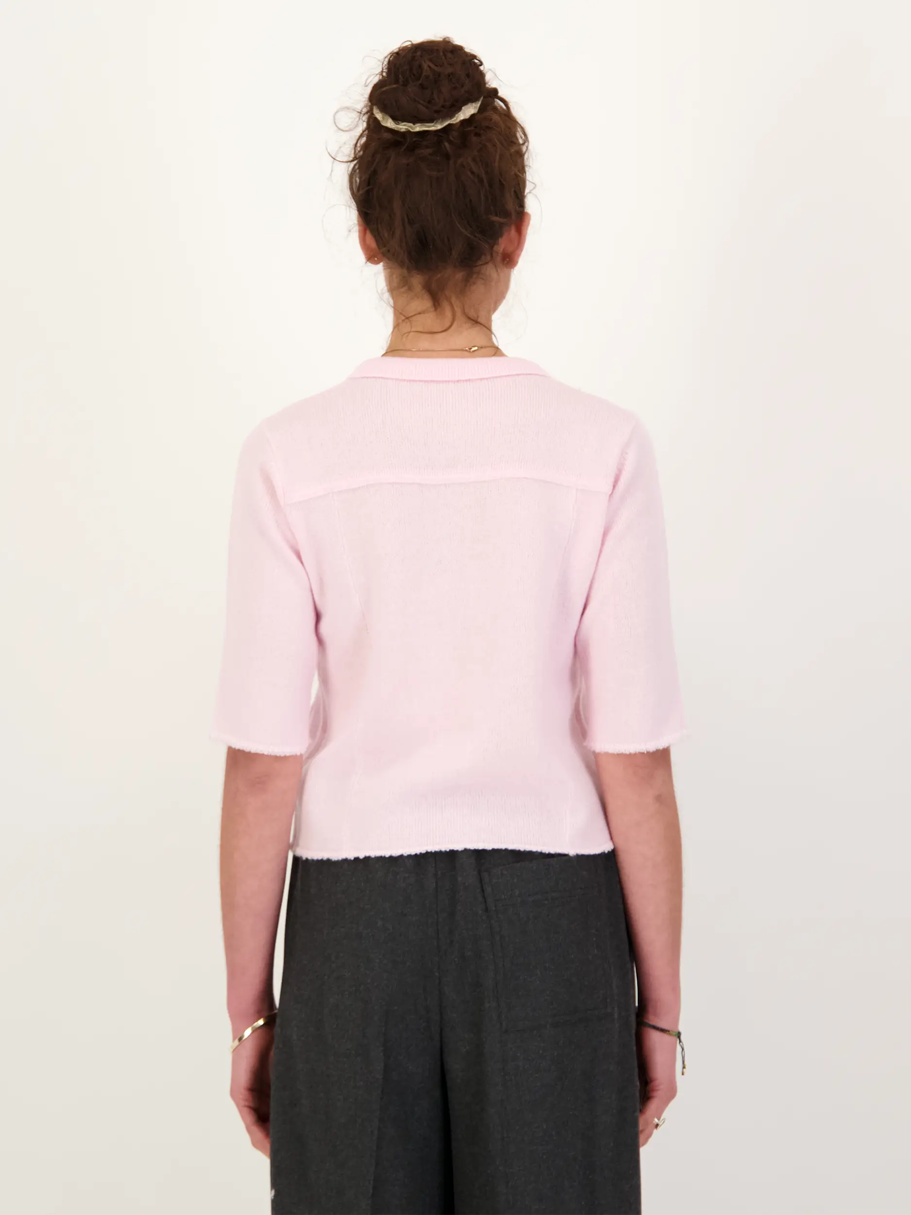 Strickjacke aus Kaschmir Mix - Artikel Rückseite getragen von einem Modell - Farbe: Rosa&Pink