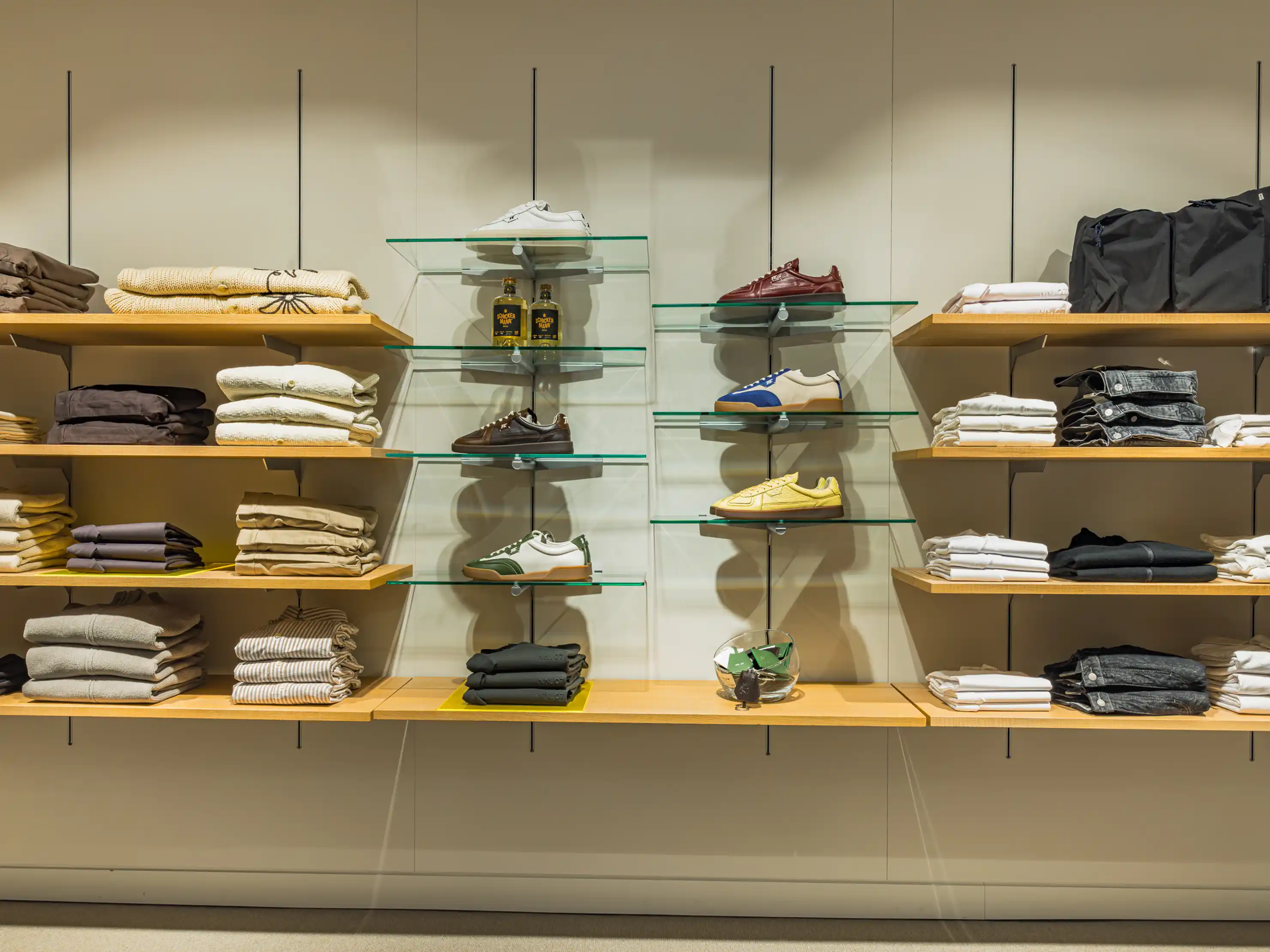 Hier ist das Obergeschoss der Herrenabteilung zu sehen