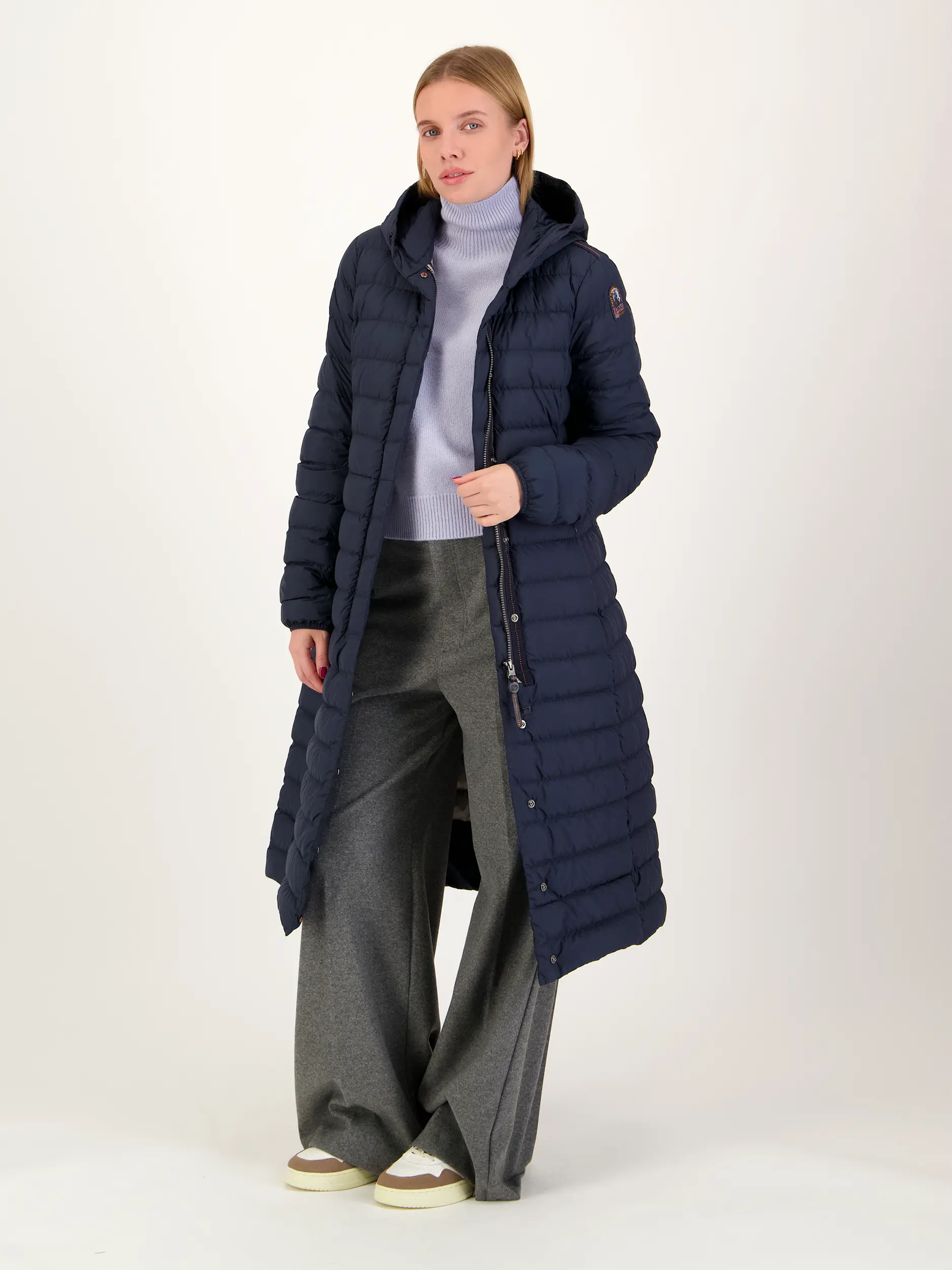 Pullover 'Lyzima' - Artikel Teil eines Outfits getragen von einem Modell - Farbe: Blau