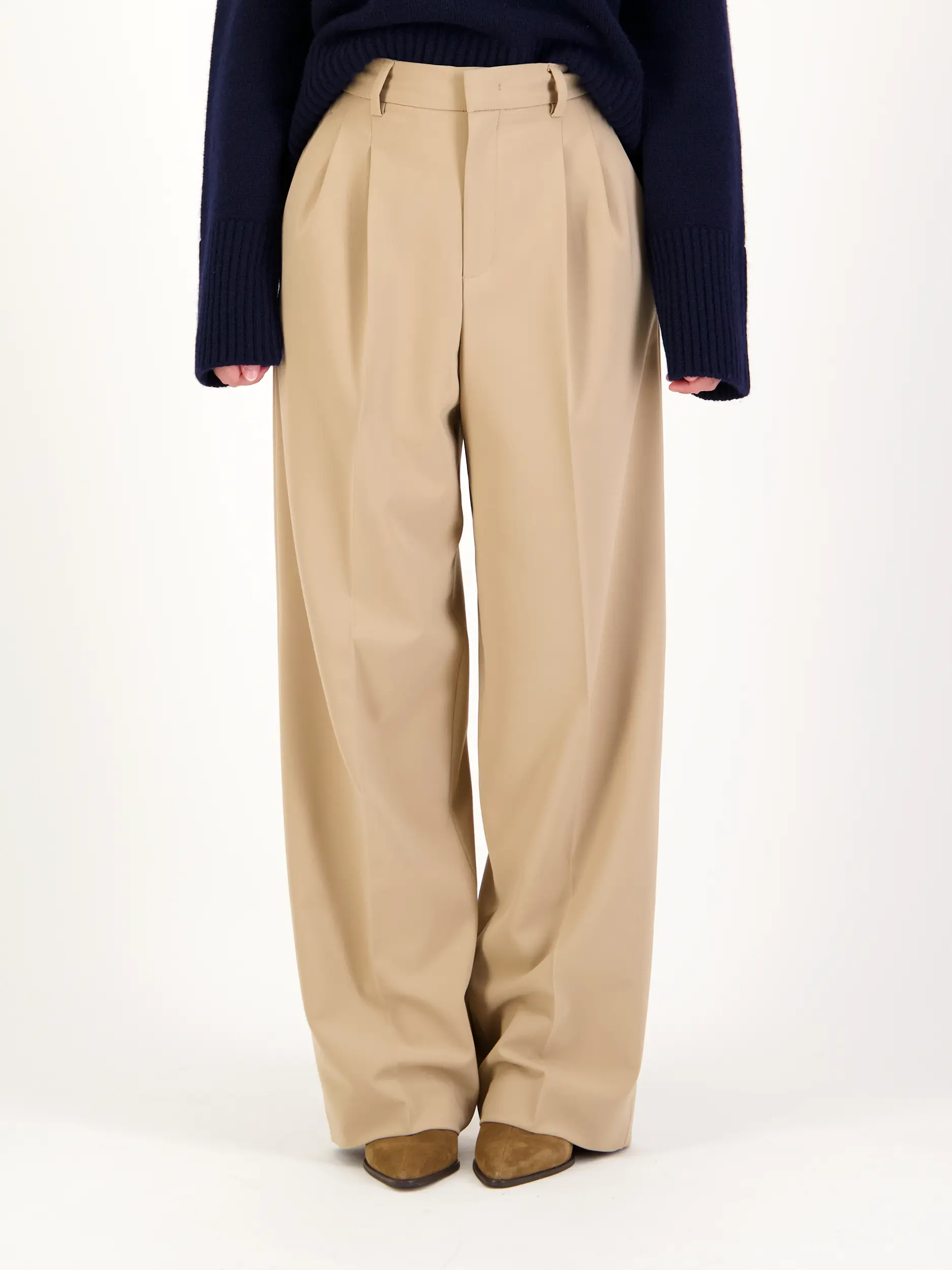 Unisex Hose 'Noa' - Artikel Rückseite getragen von einem Modell - Farbe: Beige