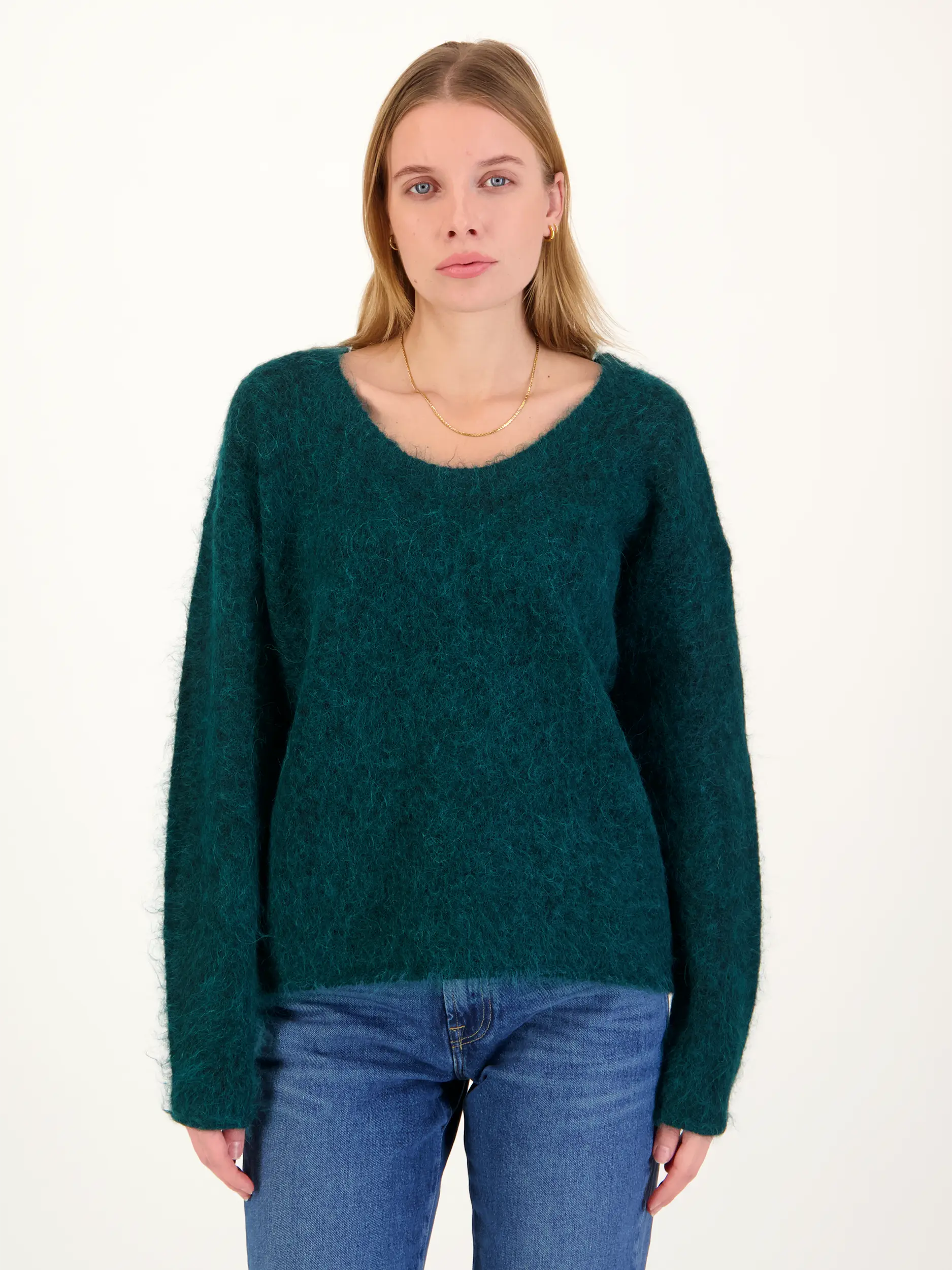 Pullover 'Nuny' aus Alpaka langarm - Artikel Vorderseite getragen von einem Modell - Farbe: Grün