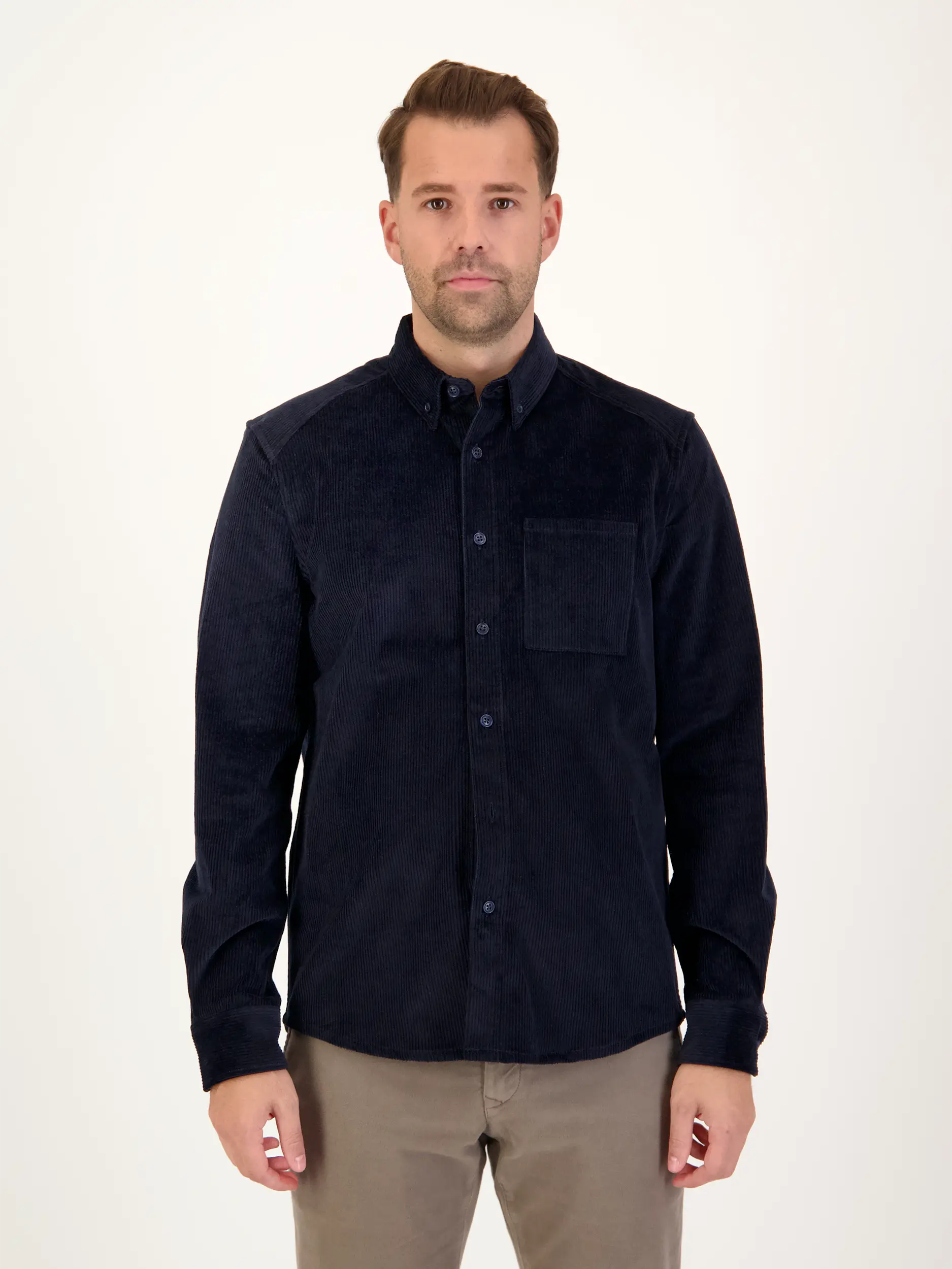 Cordhemd 'Liet' mit Button-Down-Kragen langarm - Artikel Vorderseite getragen von einem Modell - Farbe: Blau