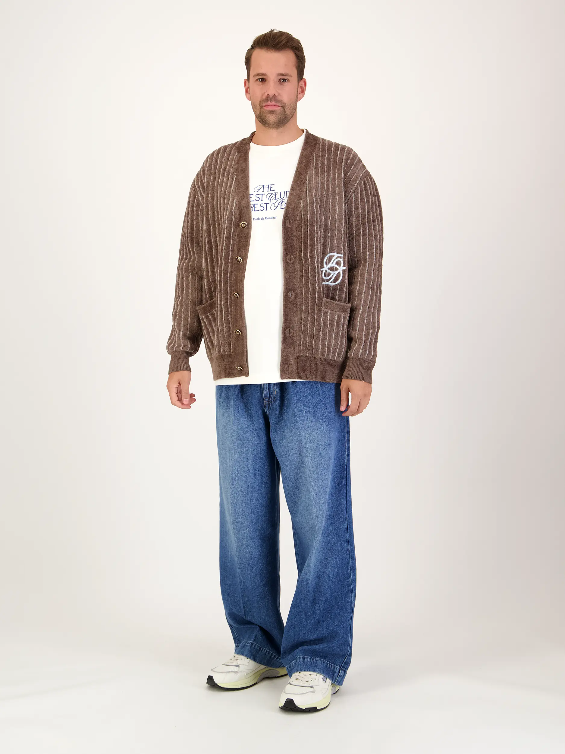 T-Shirt 'Best Club' - Artikel Teil eines Outfits getragen von einem Modell - Farbe: Beige