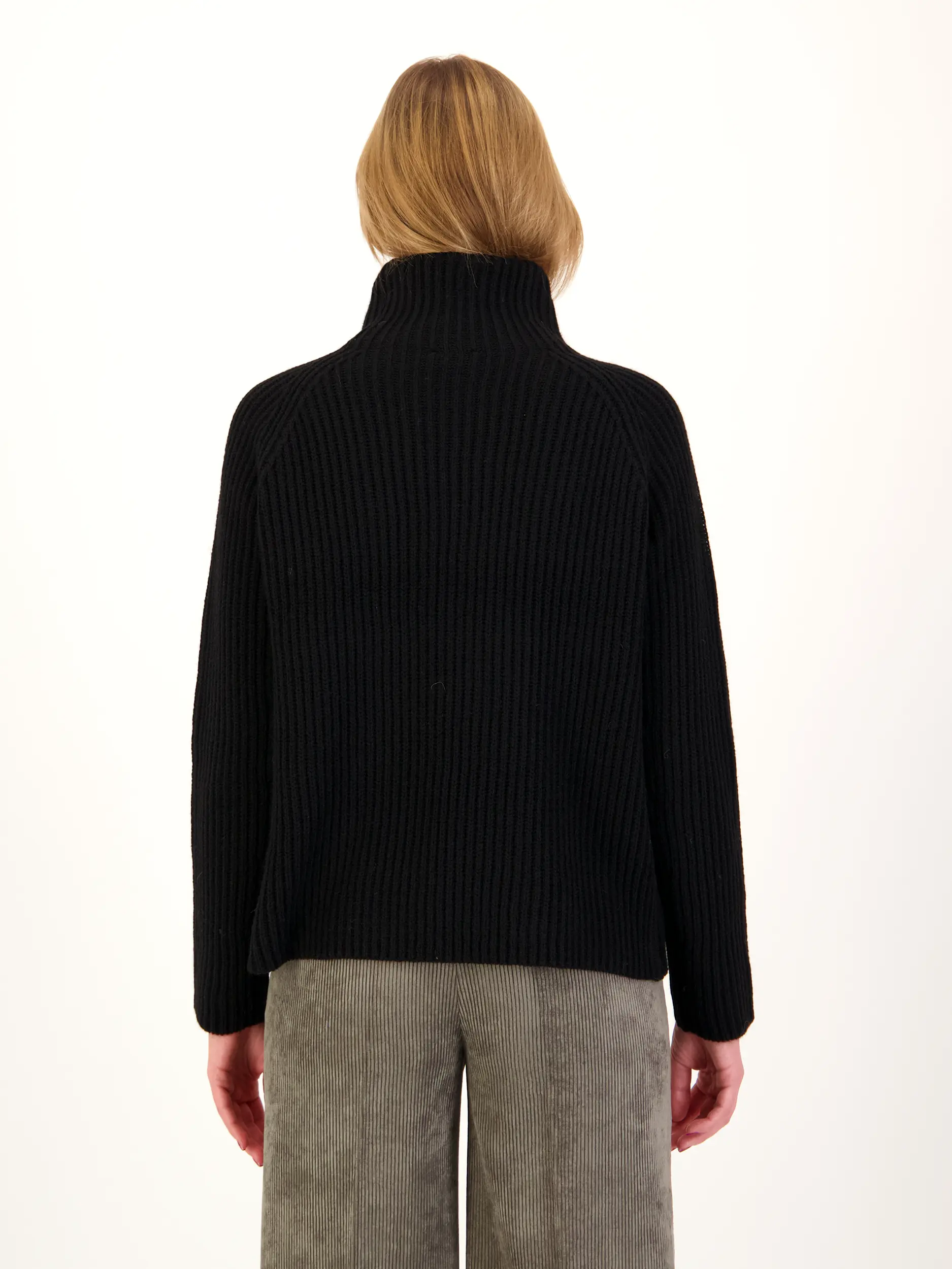 Pullover 'Arwen' aus Wolle - Artikel Rückseite getragen von einem Modell - Farbe: Schwarz