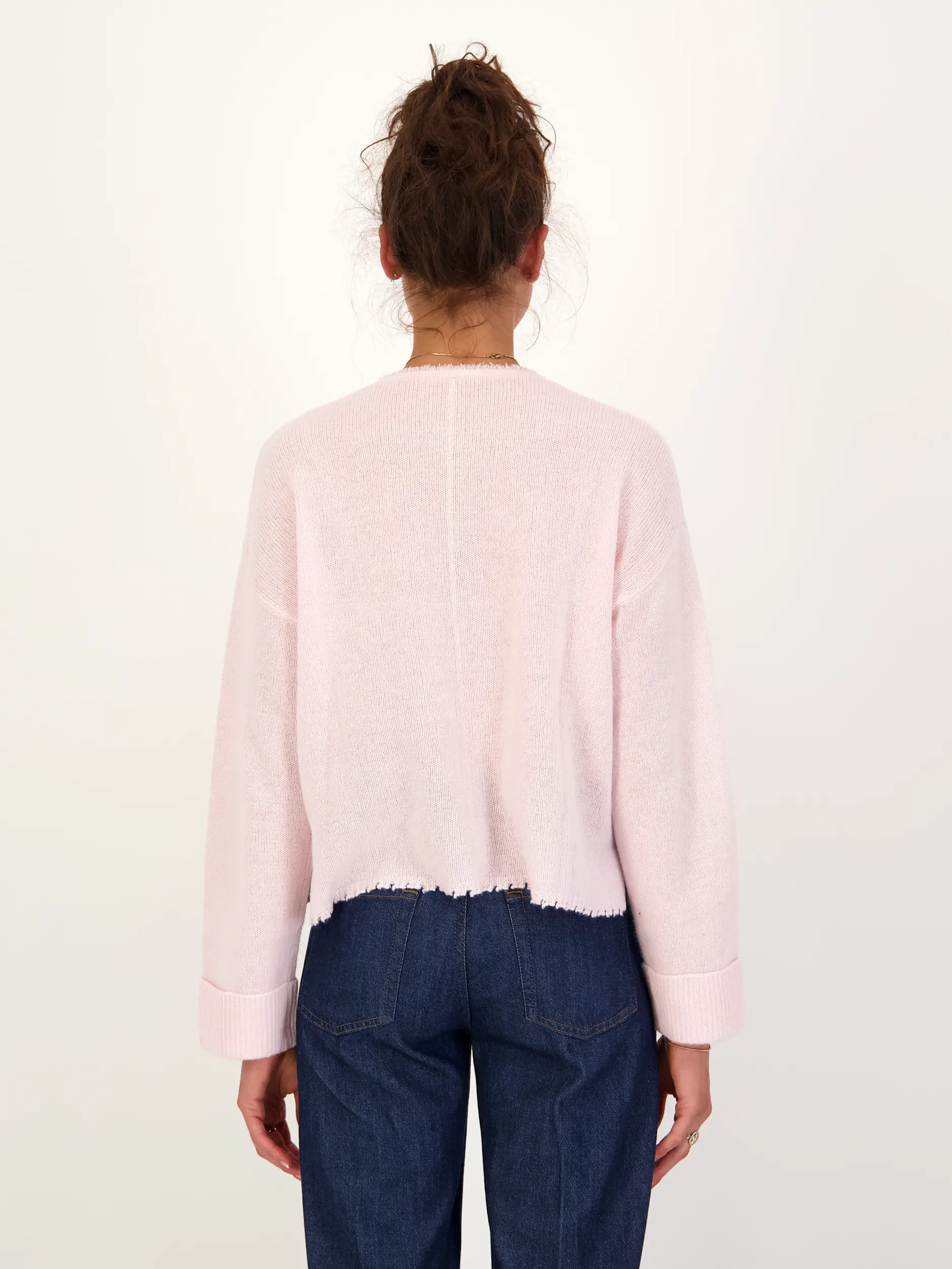 Strickjacke aus Kaschmir-Mix langarm - Artikel Rückseite getragen von einem Modell - Farbe: Rosa&Pink