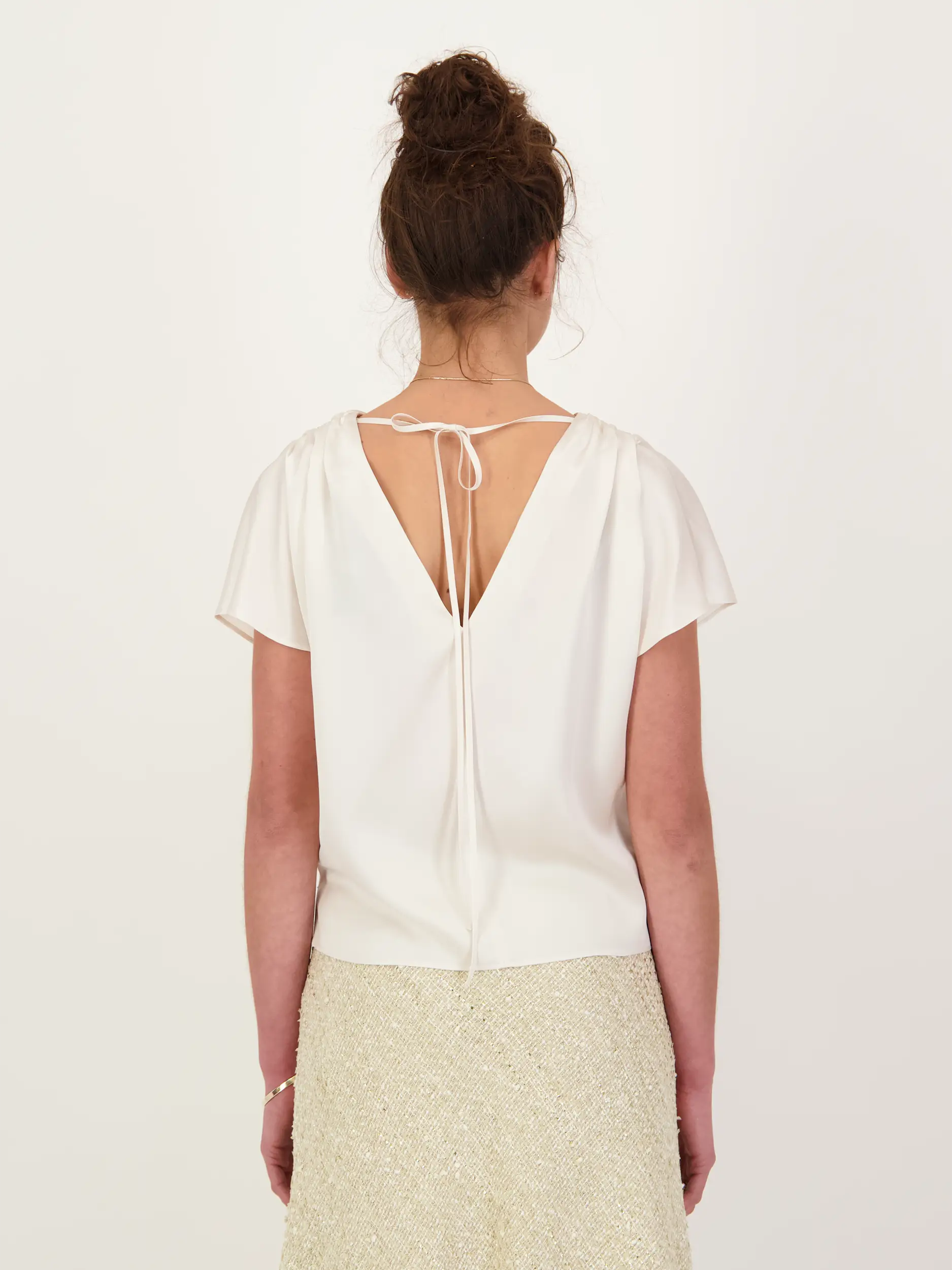 Seidenbluse kurzarm - Artikel Rückseite getragen von einem Modell - Farbe: Creme