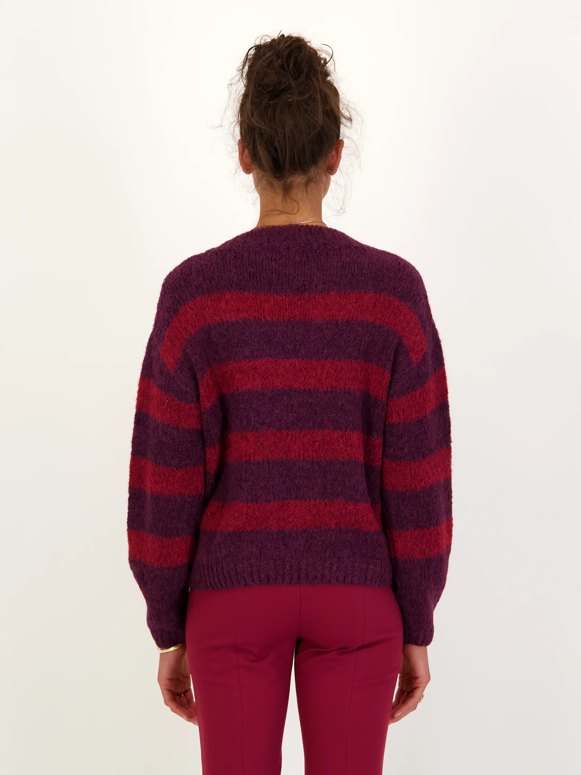 Gestreifter Pullover aus Alpaka-Mix langarm - Artikel Rückseite getragen von einem Modell - Farbe: Rot