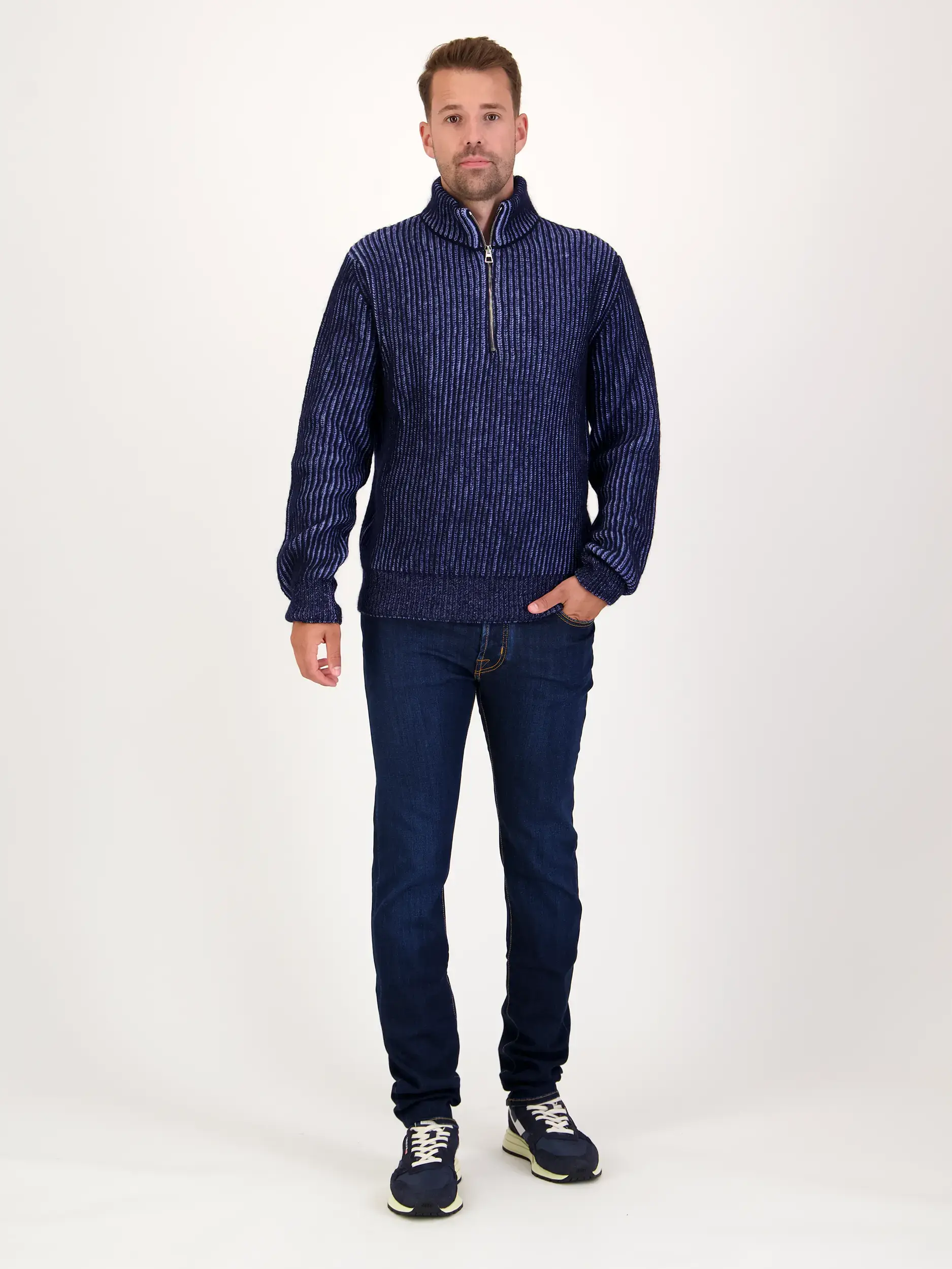 Mid Rise Slim Fit Jeans 'Bard'  - Artikel Teil eines Outfits getragen von einem Modell - Farbe: Blau