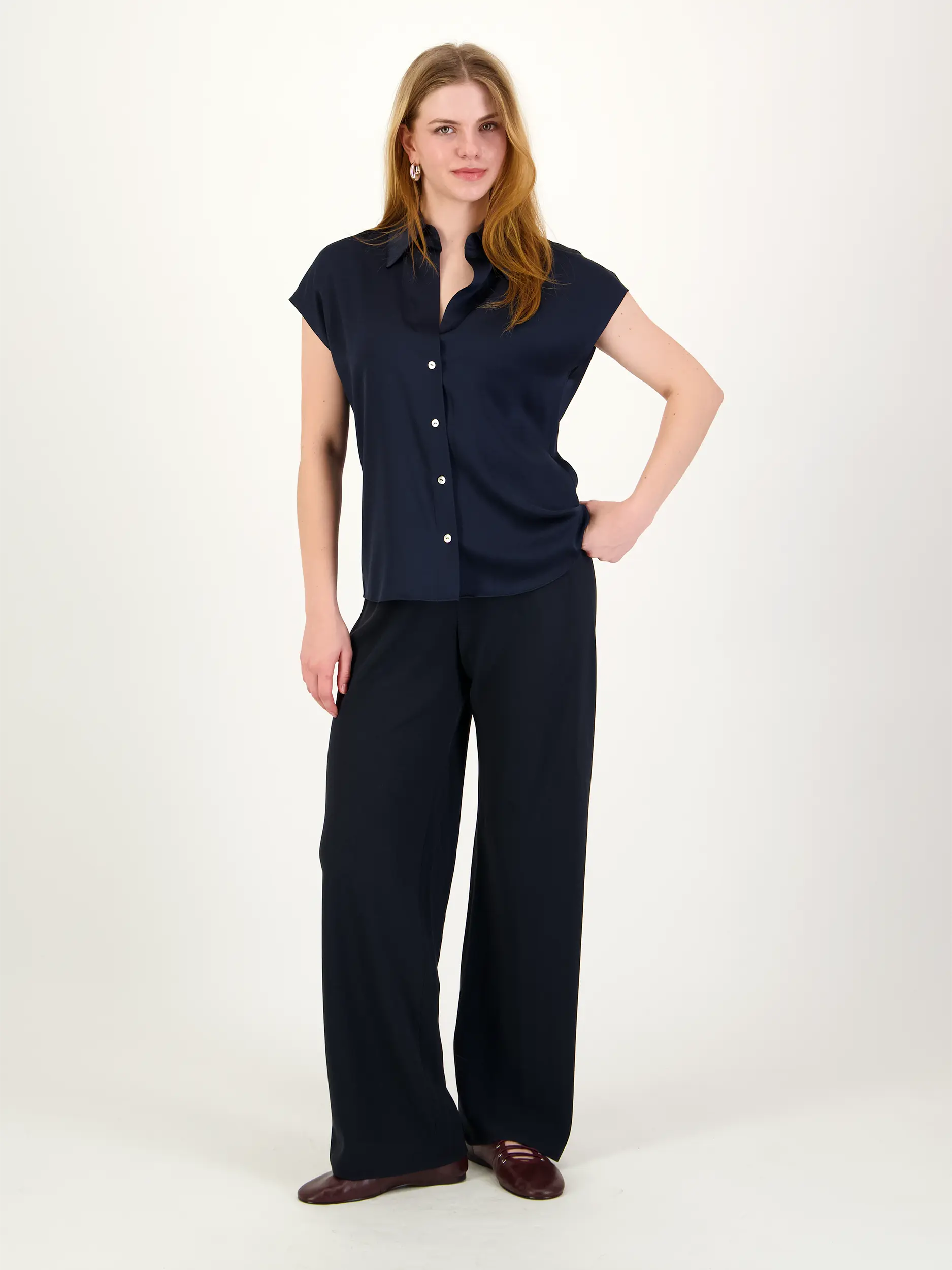 Seidenbluse kurzarm - Artikel Teil eines Outfits getragen von einem Modell - Farbe: Blau