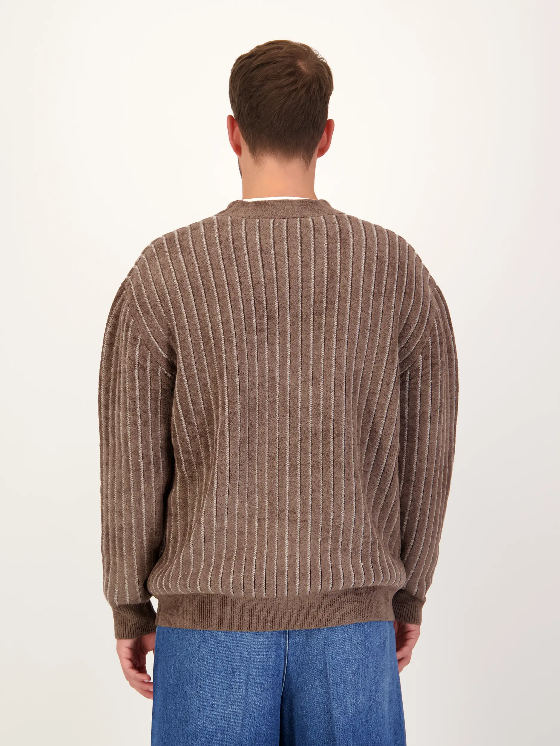 Strickjacke - Artikel Rückseite getragen von einem Modell - Farbe: Braun