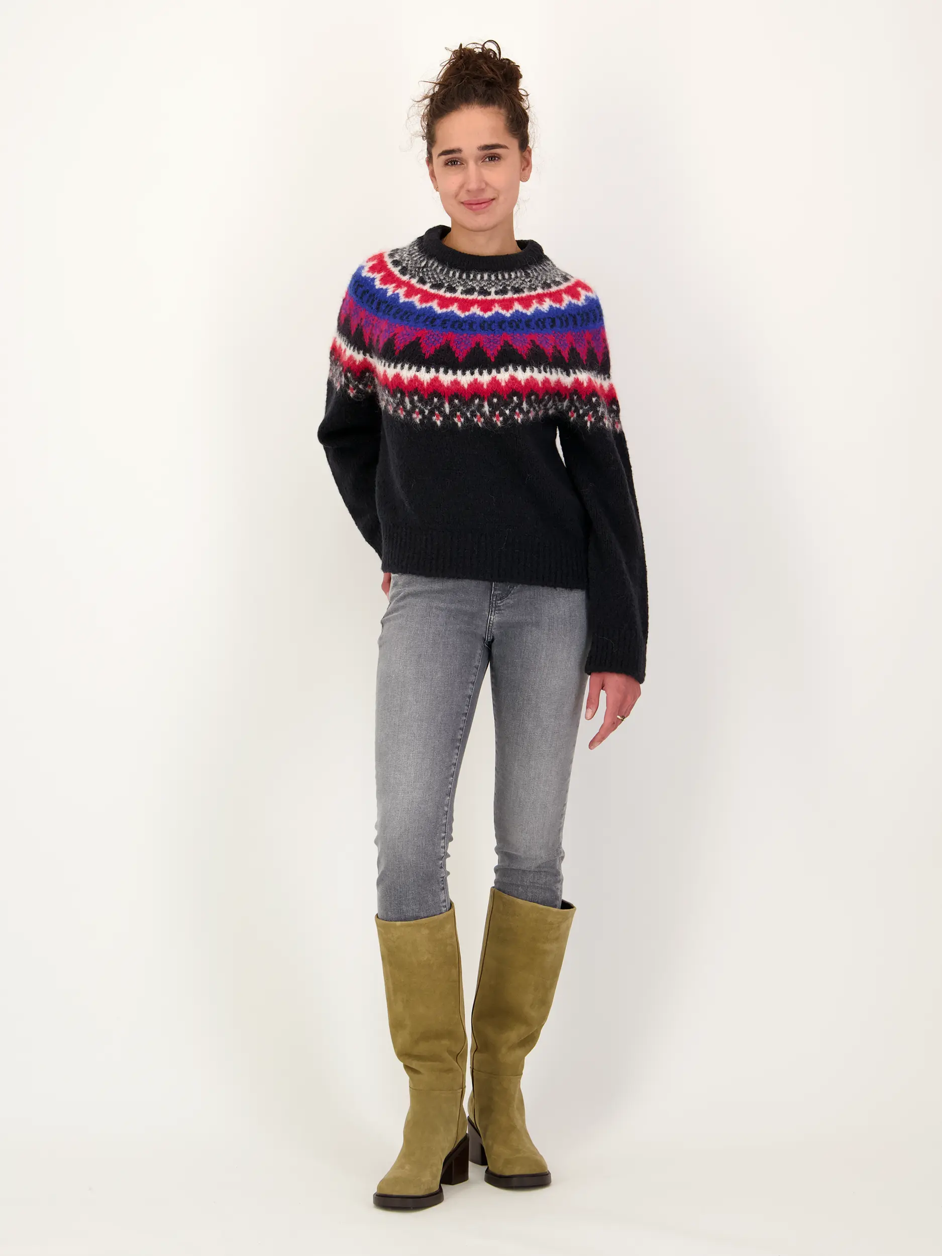 Mid Rise Slim Fit Jeans 'Baker' - Artikel Teil eines Outfits getragen von einem Modell - Farbe: Grau