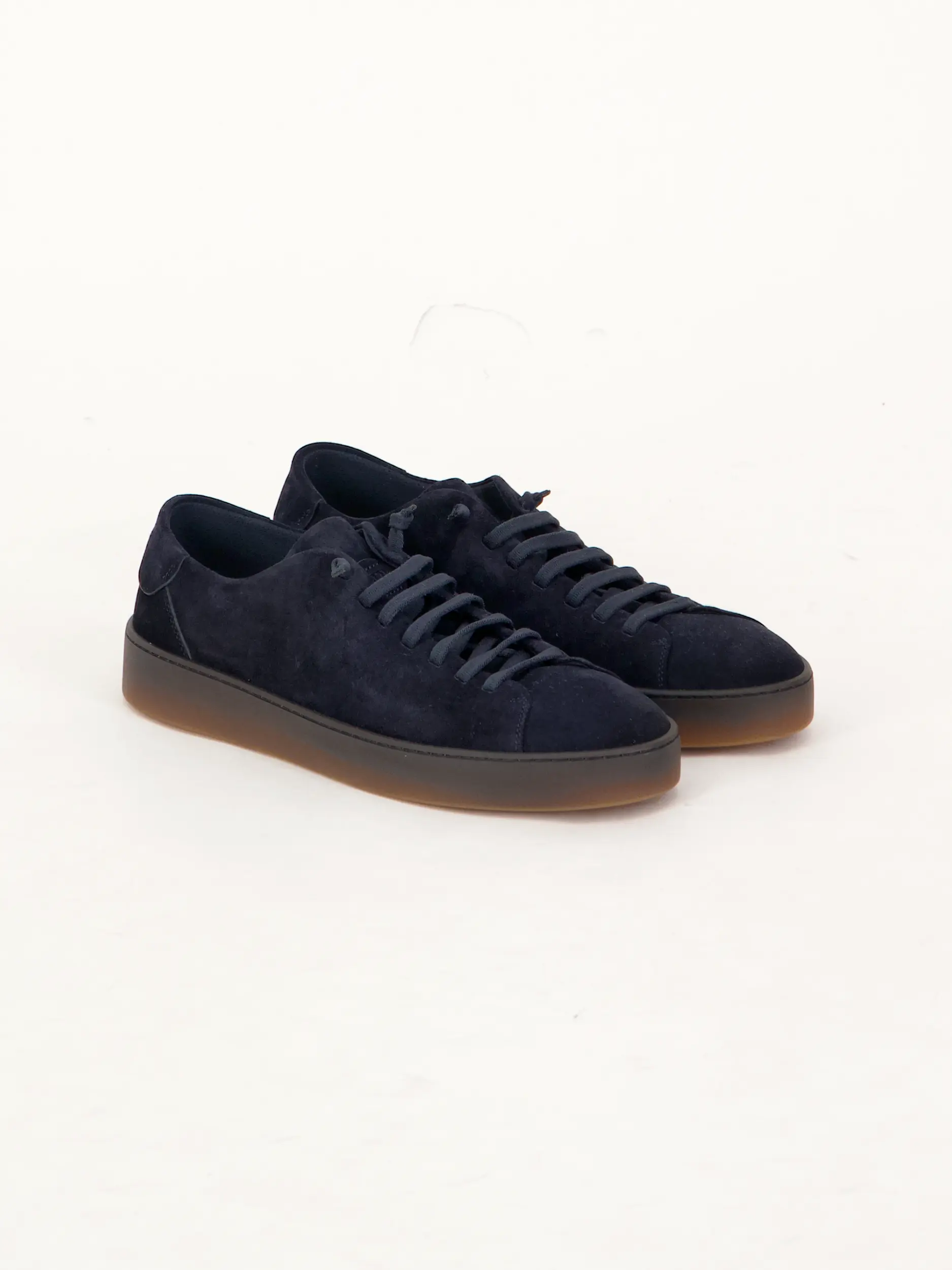 Sneaker aus Veloursleder - Artikel Teil eines Outfits getragen von einem Modell - Farbe: Blau