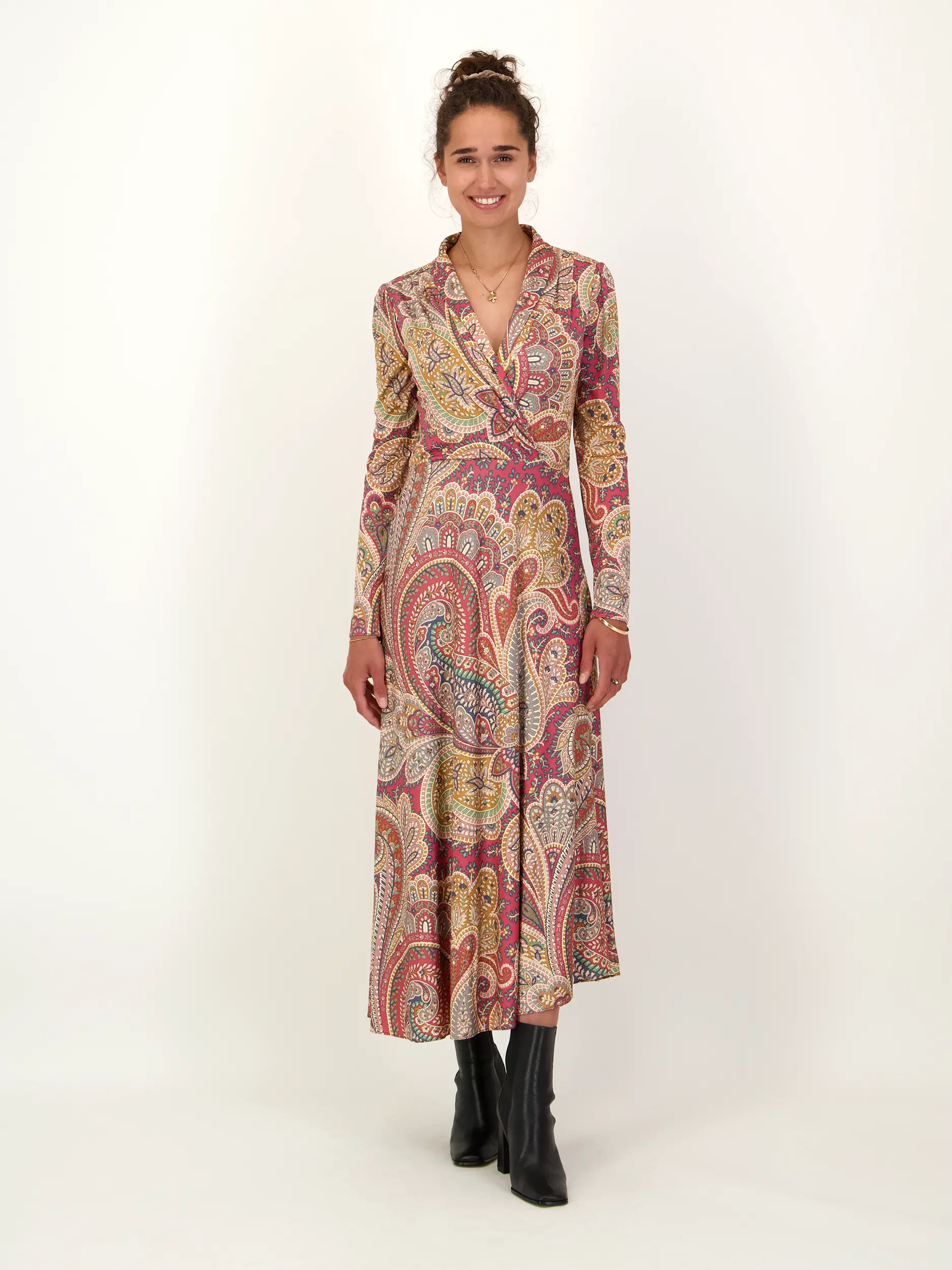 Gemustertes Maxikleid langarm - Artikel Vorderseite getragen von einem Modell
