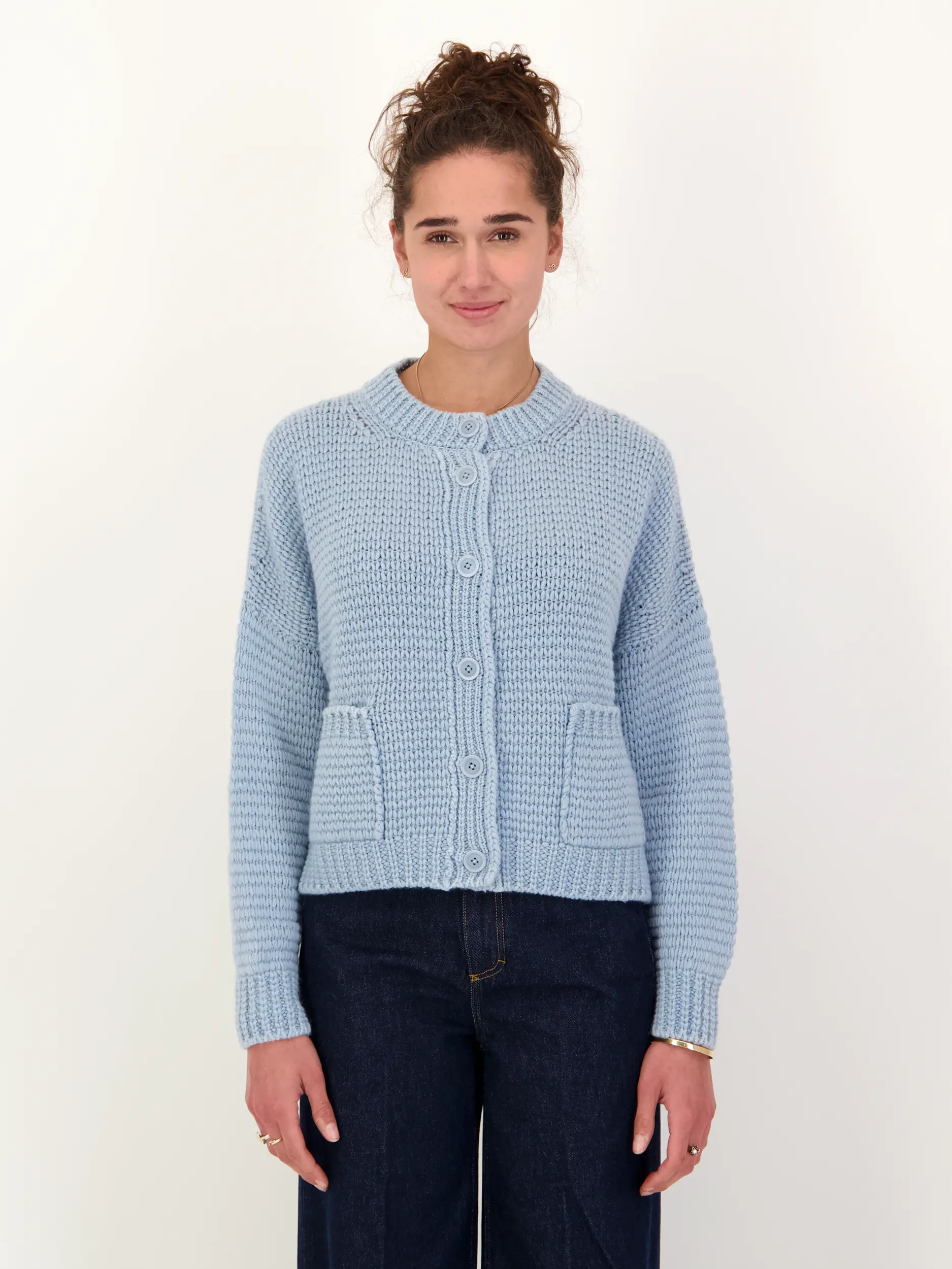 Strickjacke 'Marjorie' aus Kaschmir - Artikel Vorderseite getragen von einem Modell - Farbe: Blau