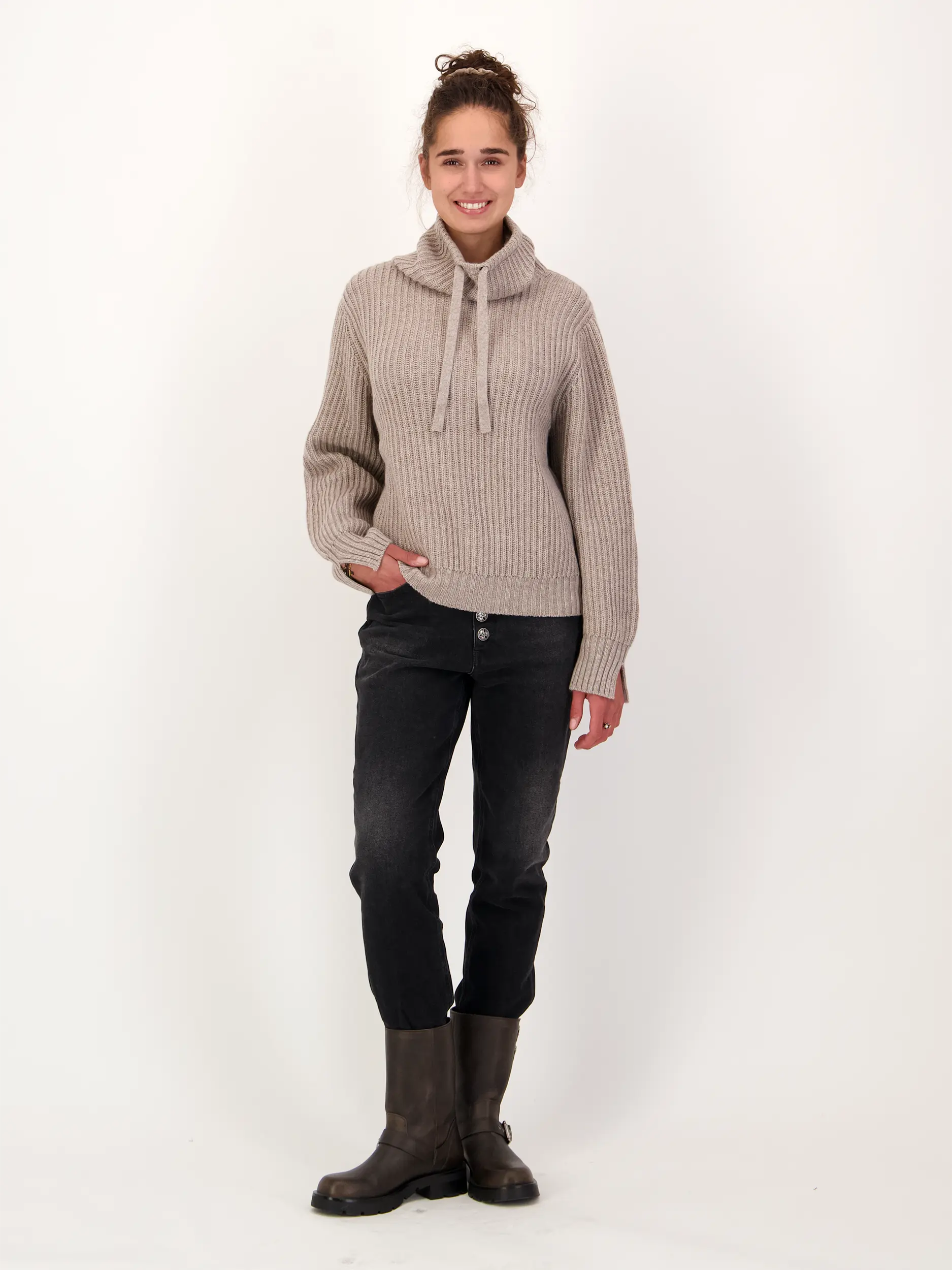 Pullover aus Wolle langarm - Artikel Teil eines Outfits getragen von einem Modell - Farbe: Braun