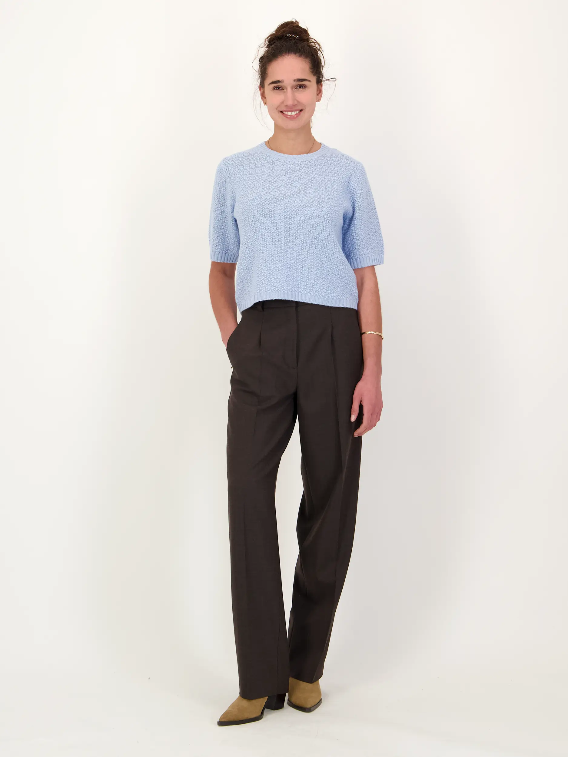 Pullover Kurzarm  - Artikel Teil eines Outfits getragen von einem Modell - Farbe: Blau