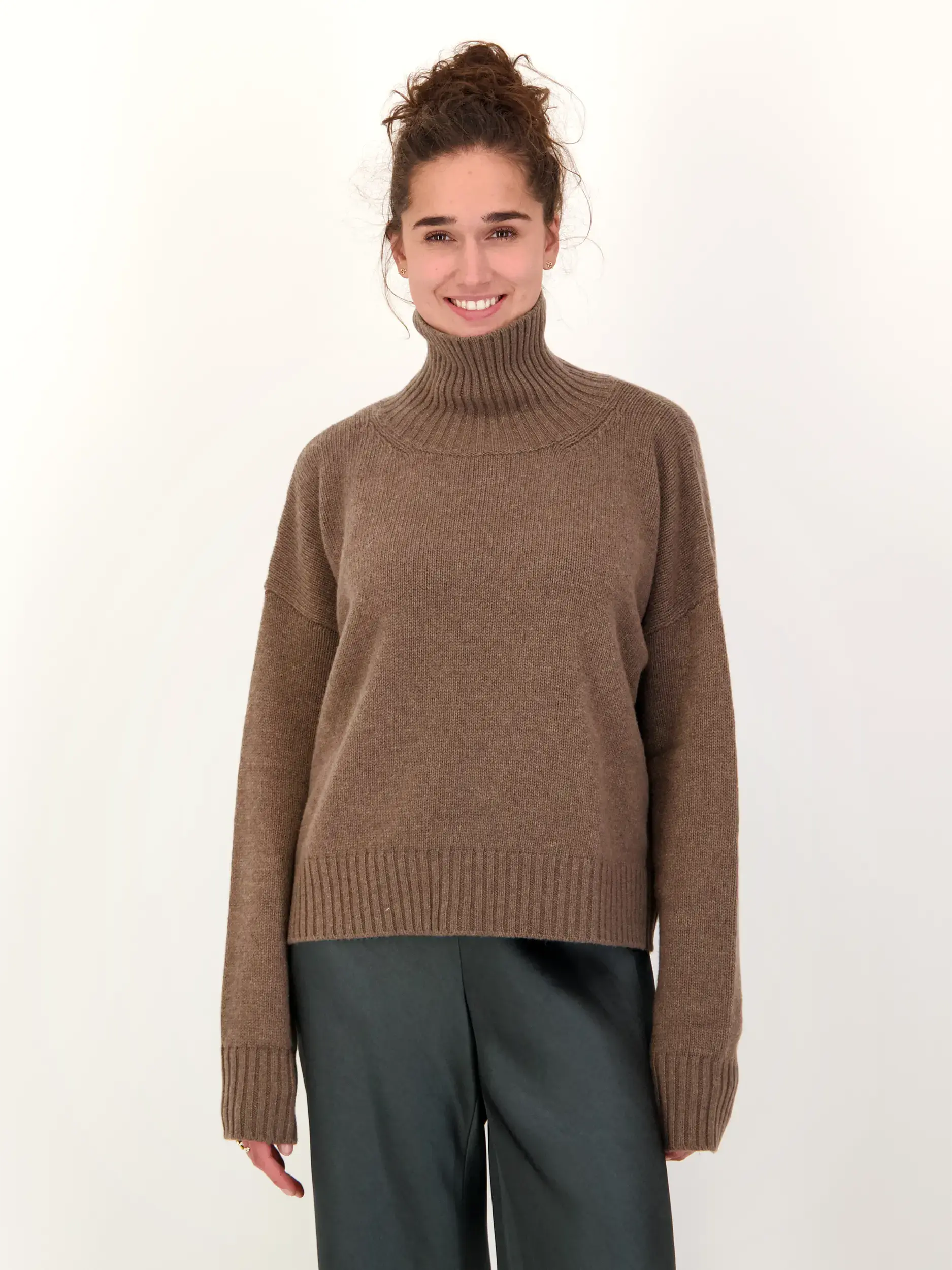 Pullover 'Emma' aus Woll-Kaschmir-Mix langarm - Artikel Vorderseite getragen von einem Modell - Farbe: Braun