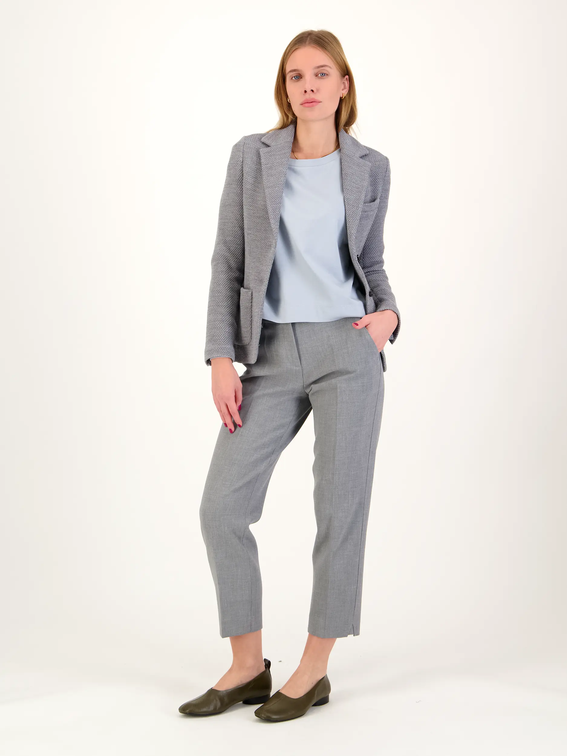 Hose 'Krystal' - Artikel Teil eines Outfits getragen von einem Modell - Farbe: Grau