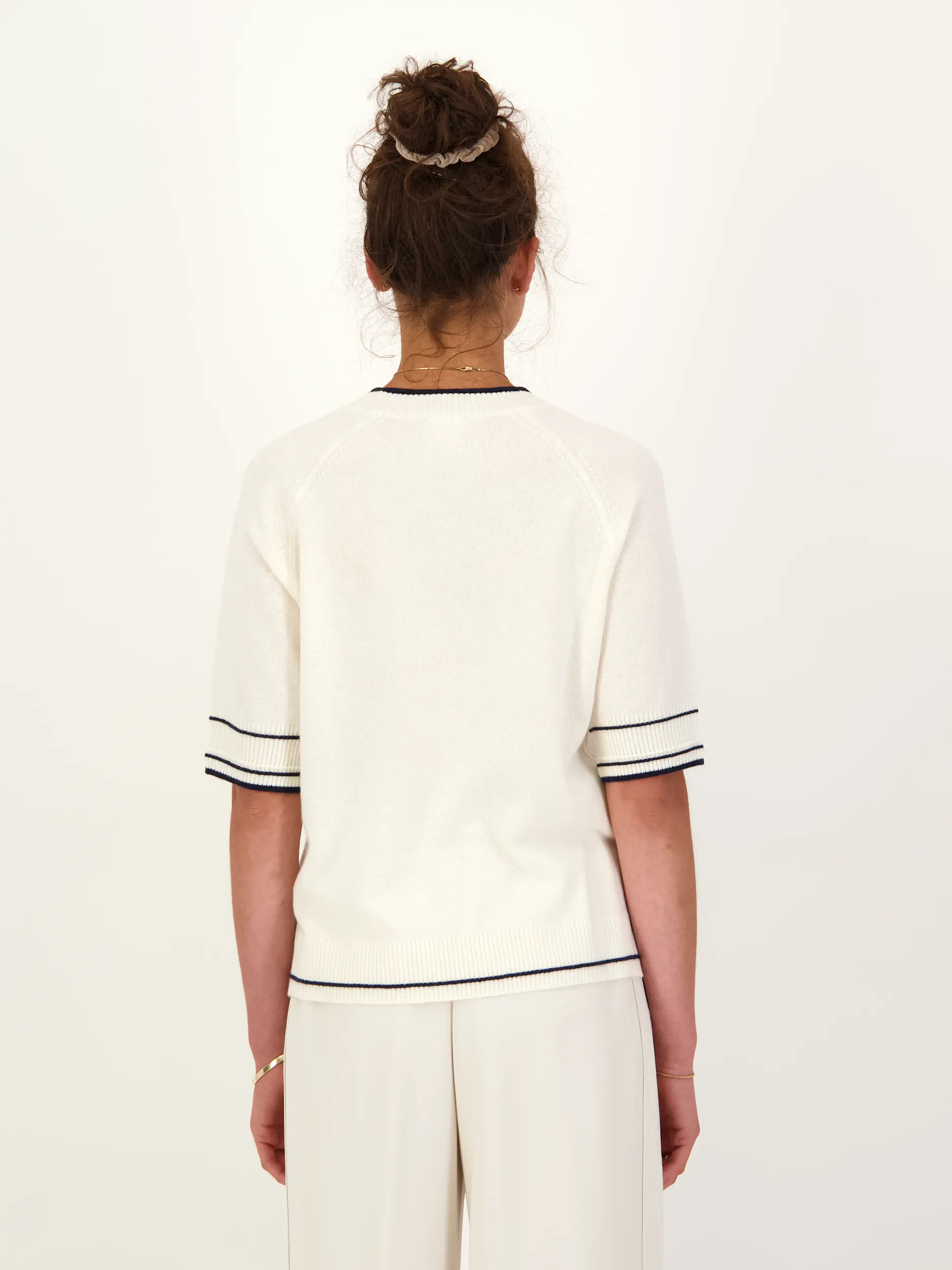 Pullover 'Chiri' aus Wolle 3/4-Arm - Artikel Rückseite getragen von einem Modell - Farbe: Creme