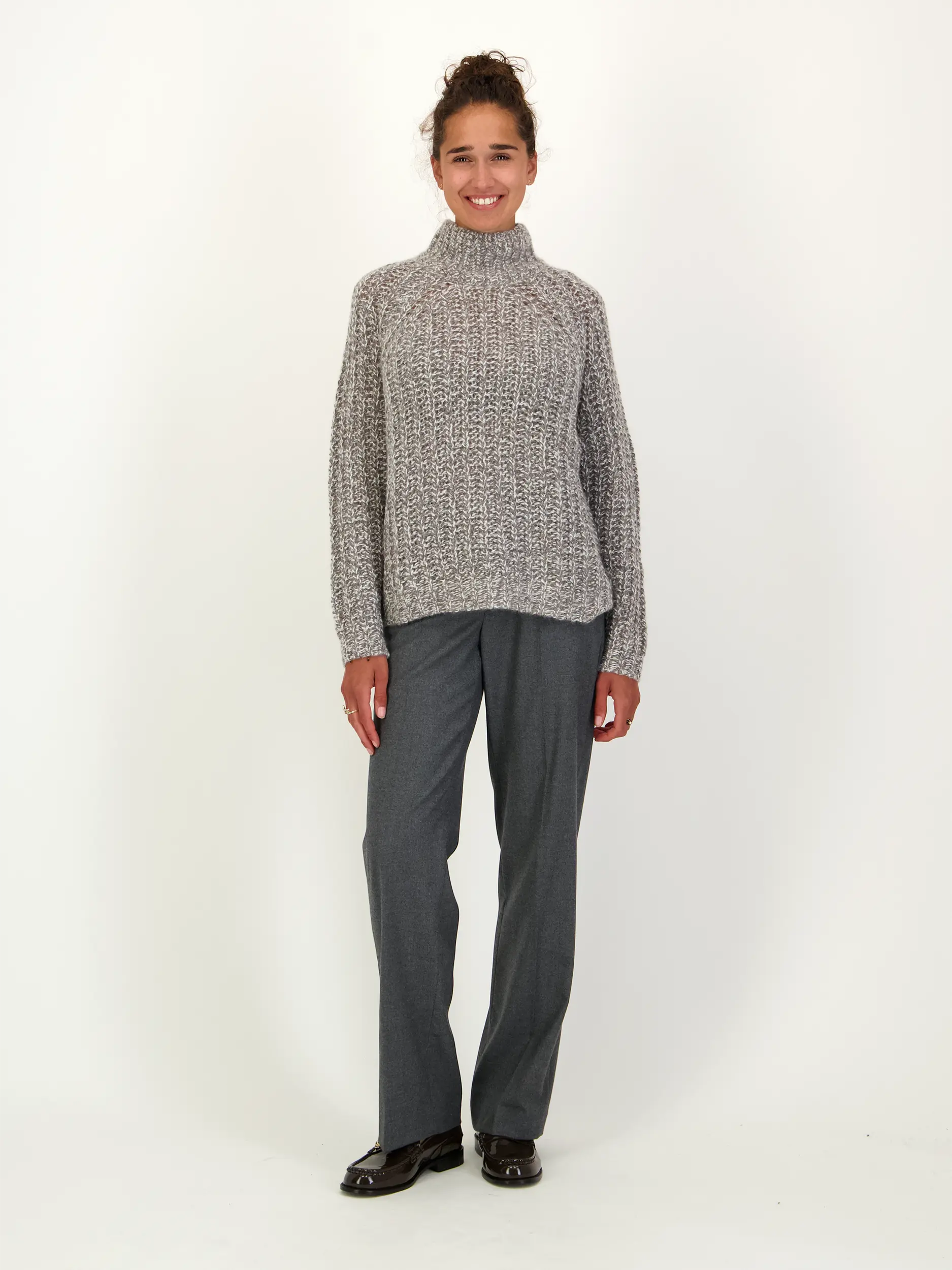Pullover aus Kaschmir-Mix langarm - Artikel Teil eines Outfits getragen von einem Modell - Farbe: Grün