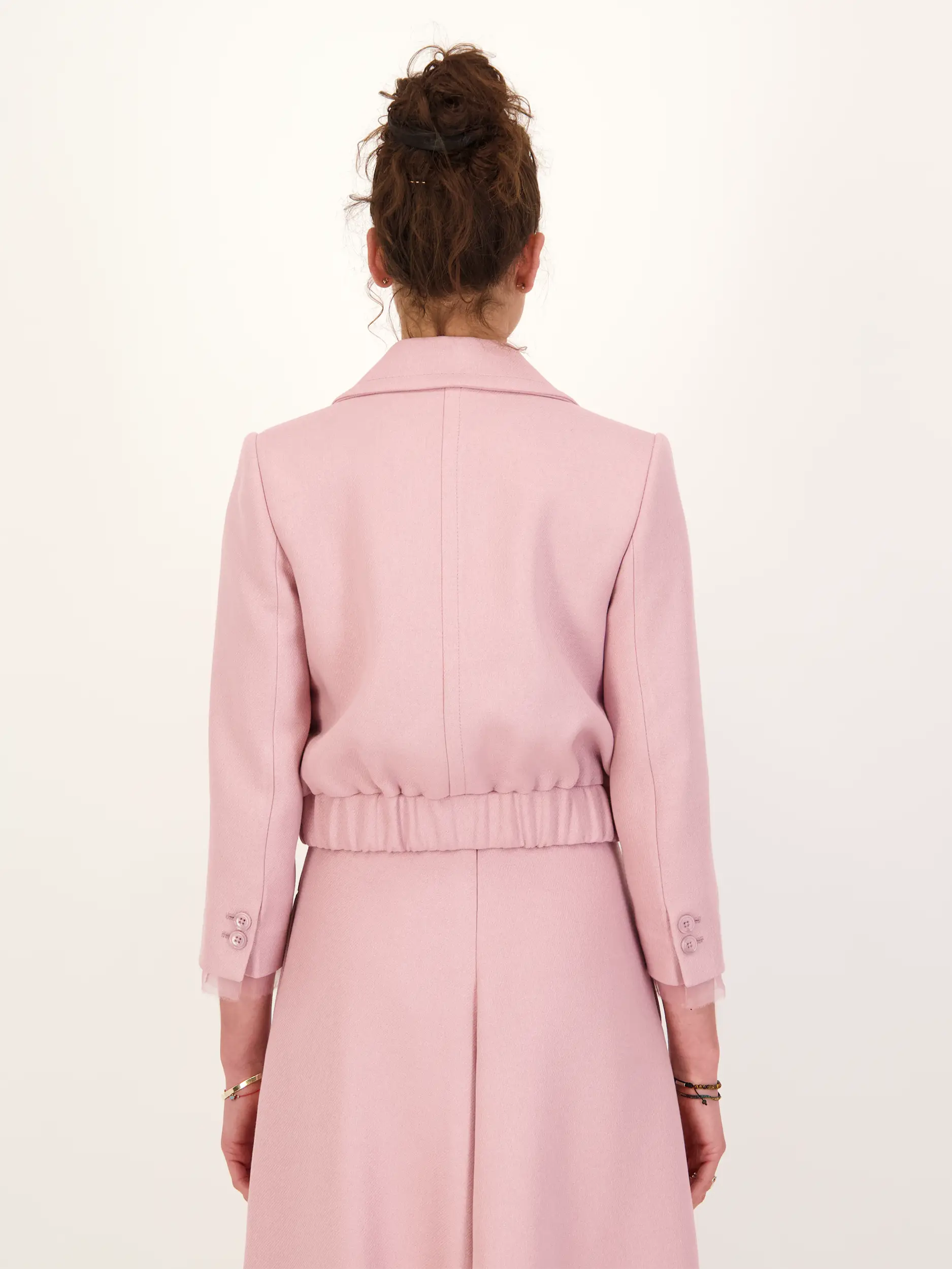 Jacke 'Layered Coolness' - Artikel Rückseite getragen von einem Modell - Farbe: Rosa&Pink