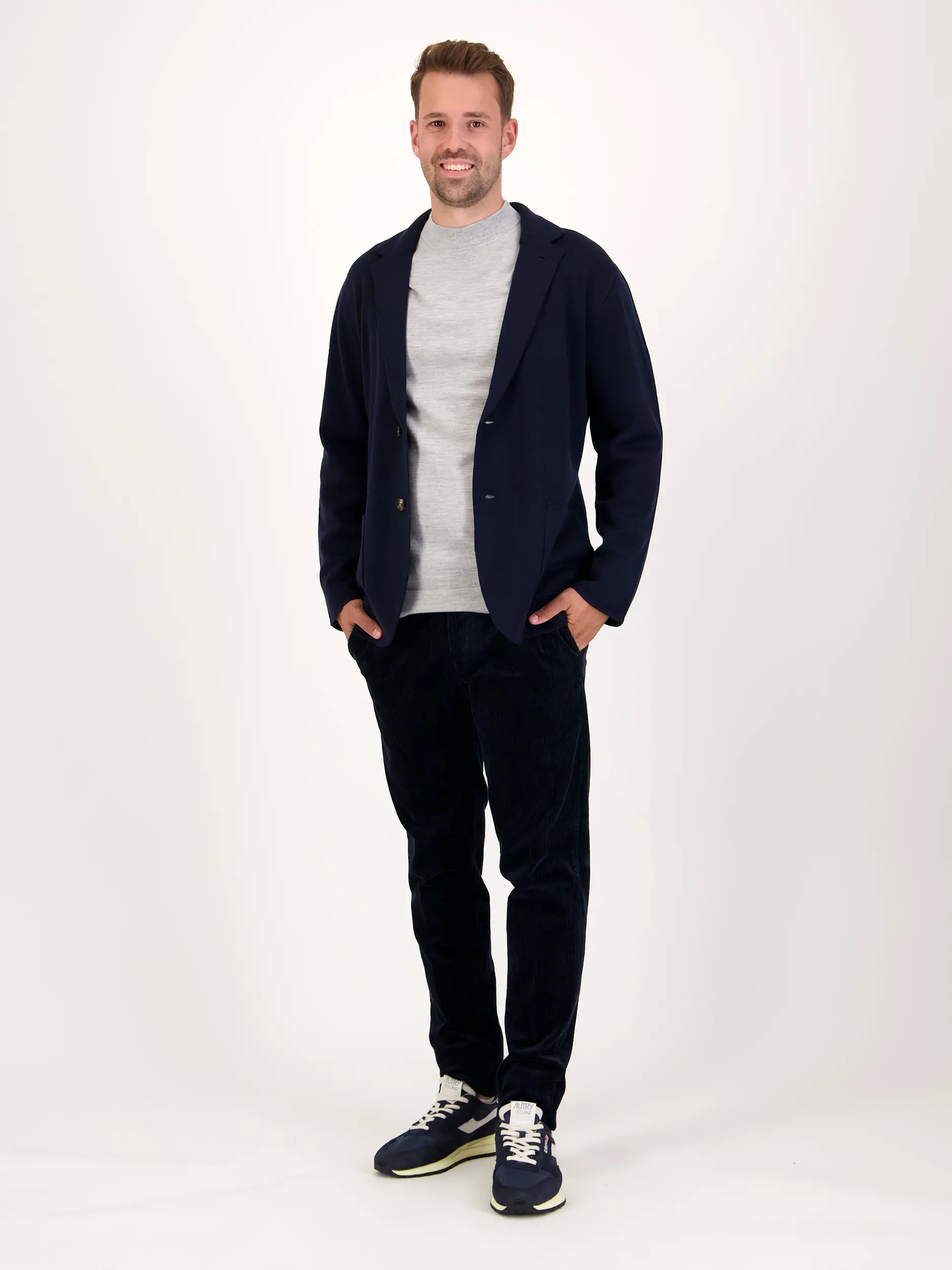 Wollsakko aus Merinowolle - Artikel Teil eines Outfits getragen von einem Modell - Farbe: Blau