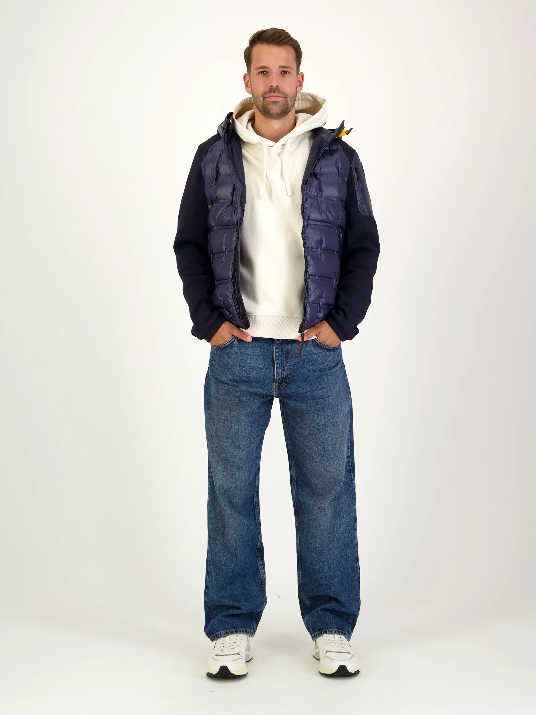 Sweatshirt 'David' - Artikel Teil eines Outfits getragen von einem Modell - Farbe: Beige