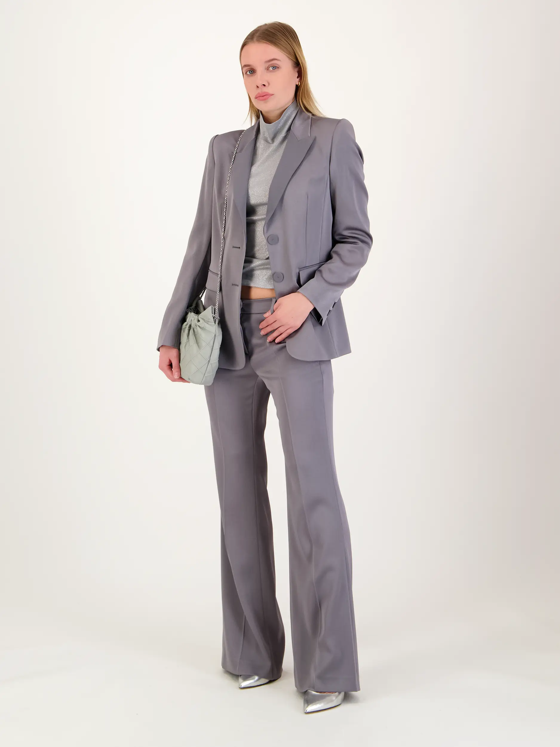 Satinblazer - Artikel Teil eines Outfits getragen von einem Modell - Farbe: Grau