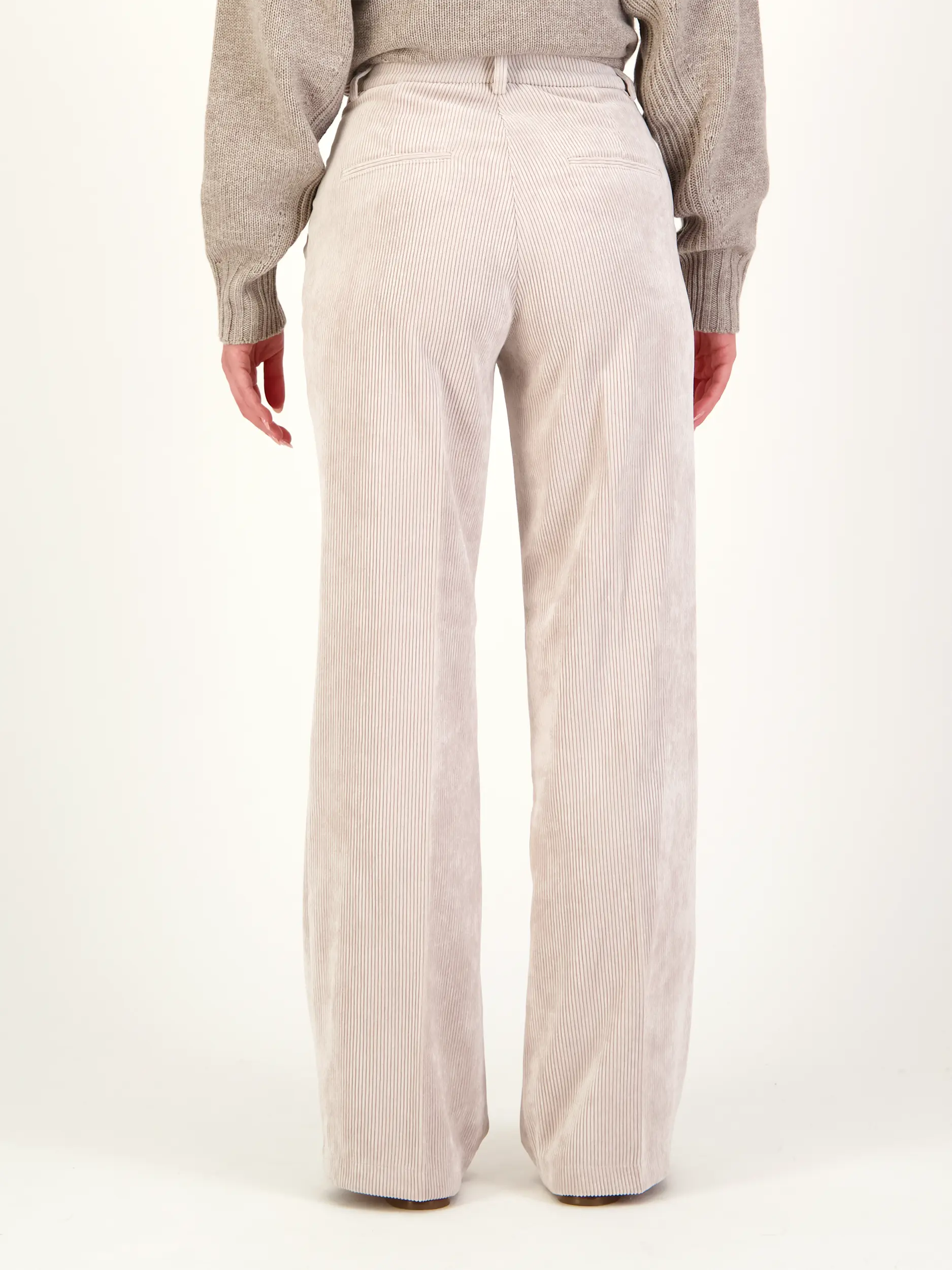 Cordhose 'Amelie' - Artikel Rückseite getragen von einem Modell - Farbe: Beige