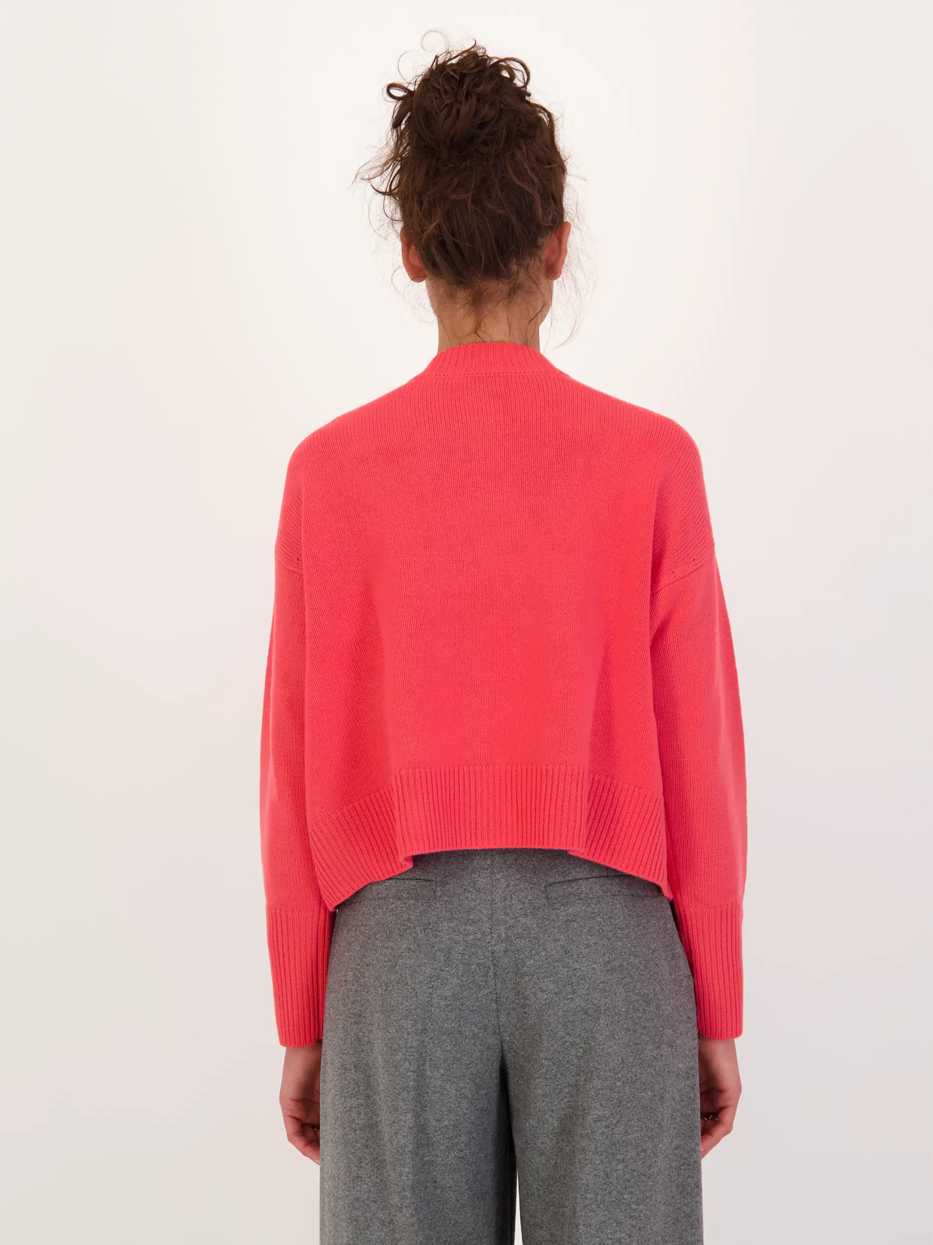 Strickjacke aus Wolle - Artikel Rückseite getragen von einem Modell - Farbe: Rot