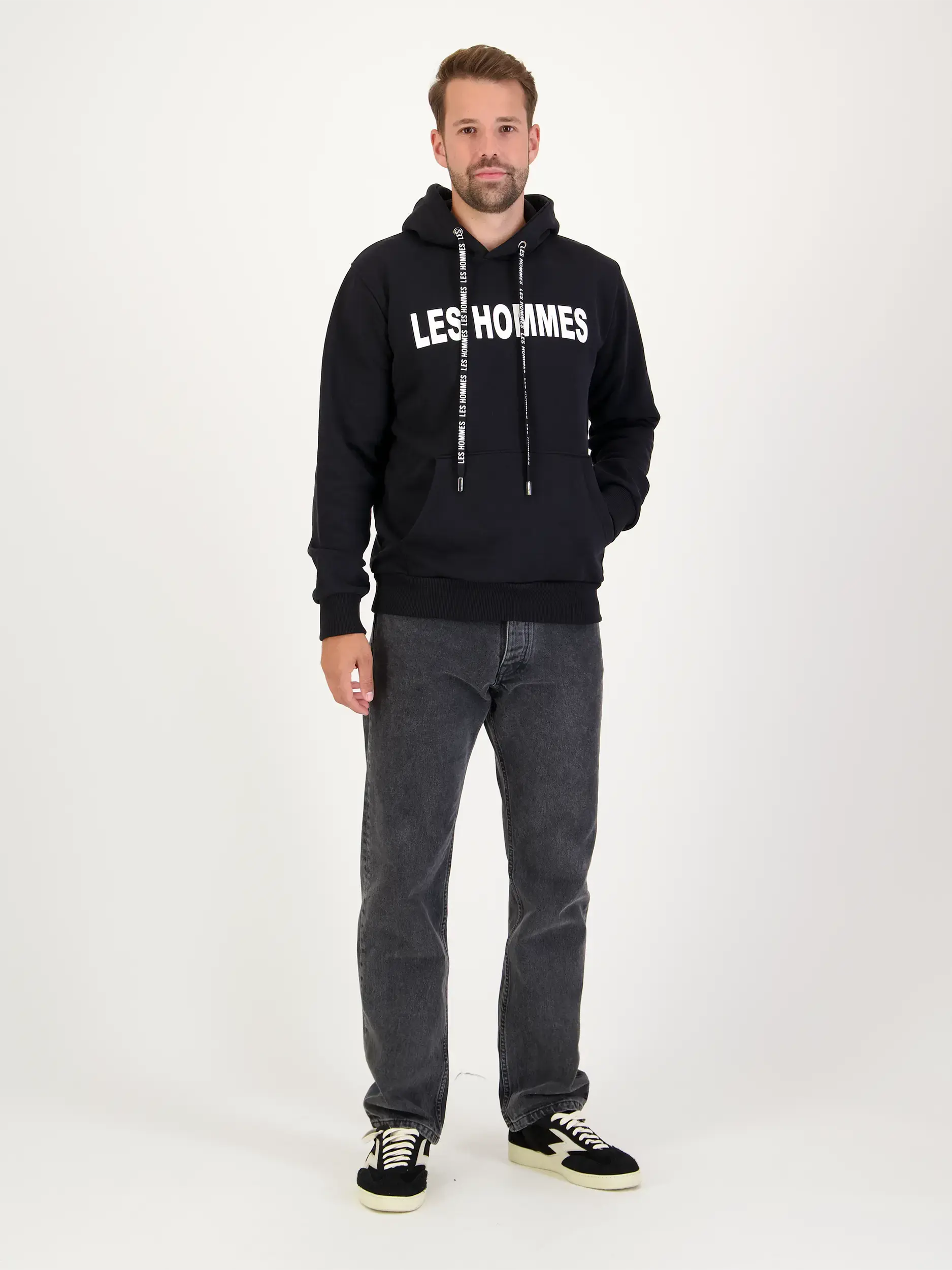 Sweatshirt - Artikel Teil eines Outfits getragen von einem Modell - Farbe: Schwarz