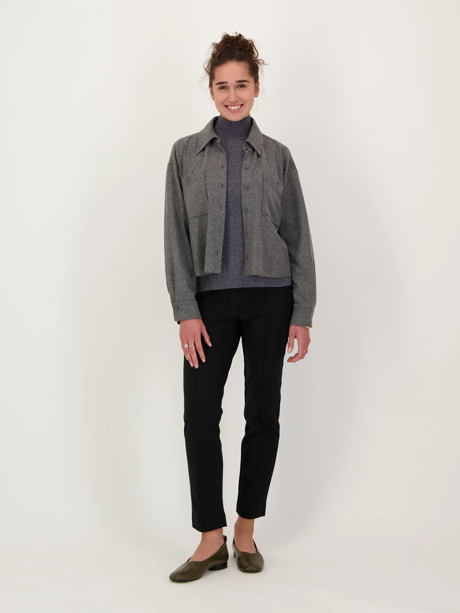 Langarmshirt - Artikel Teil eines Outfits getragen von einem Modell - Farbe: Grau