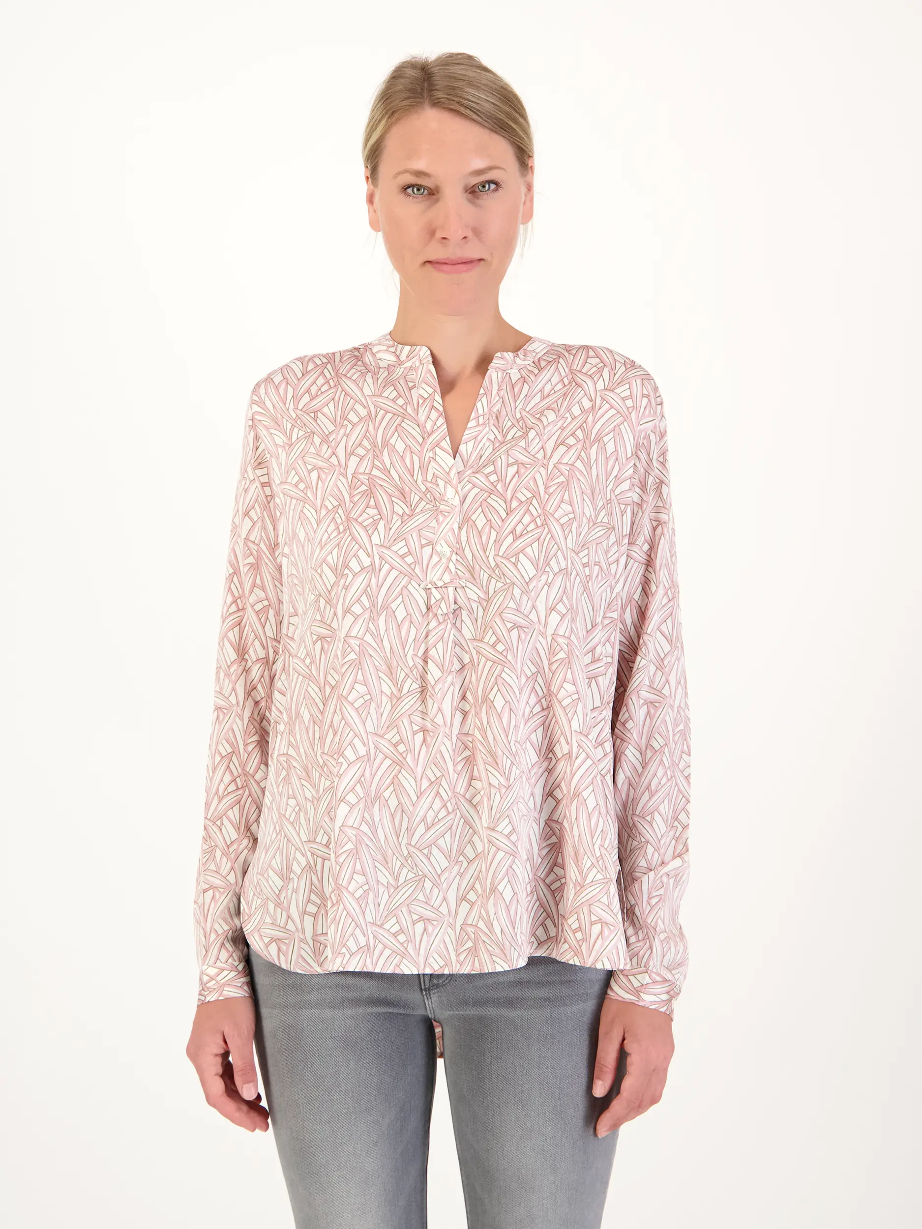 Gemusterte Seidenbluse 'Ferita' langarm - Artikel Vorderseite getragen von einem Modell - Farbe: Rosa&Pink