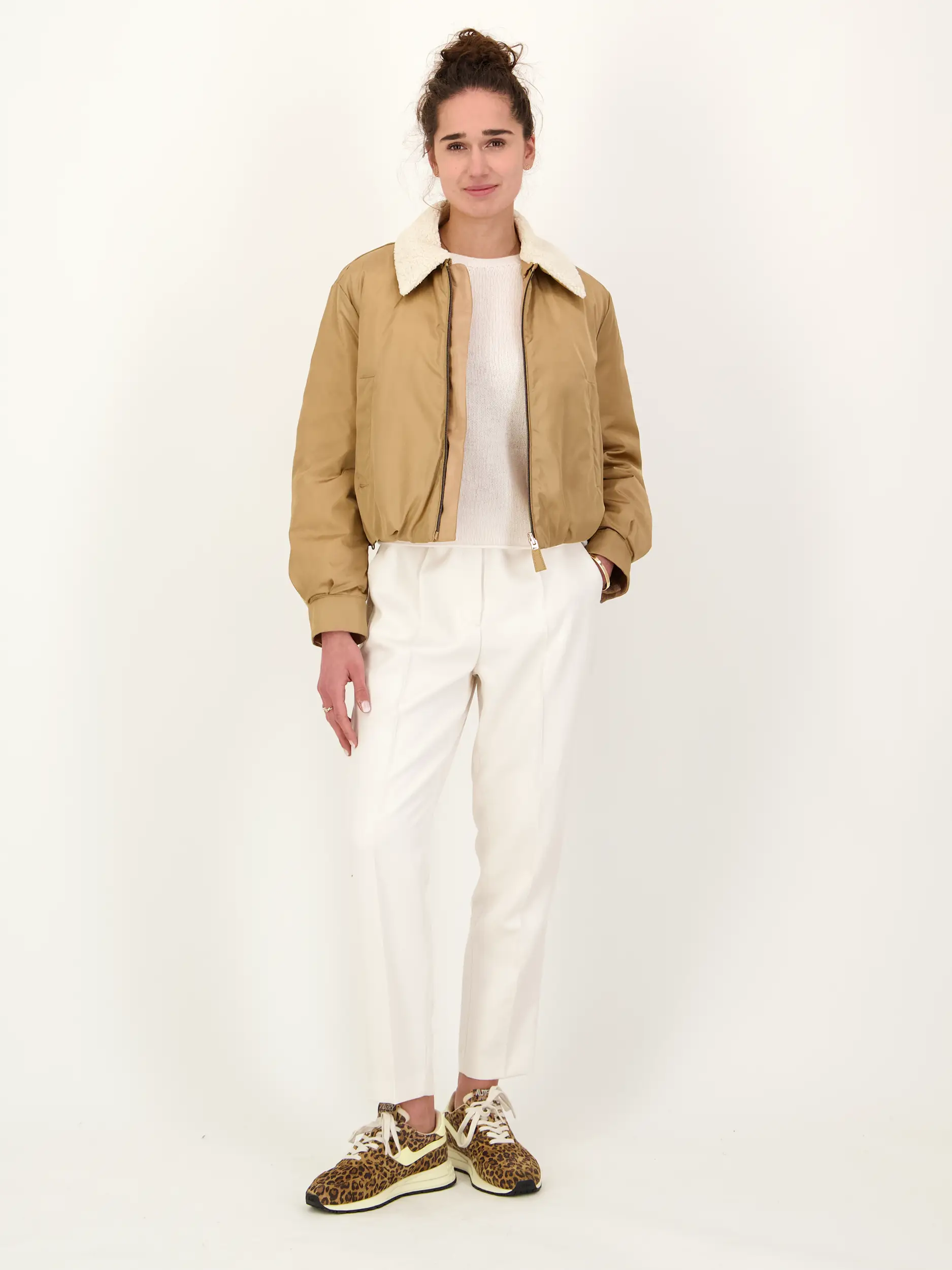 Wendejacke - Artikel Teil eines Outfits getragen von einem Modell - Farbe: Braun