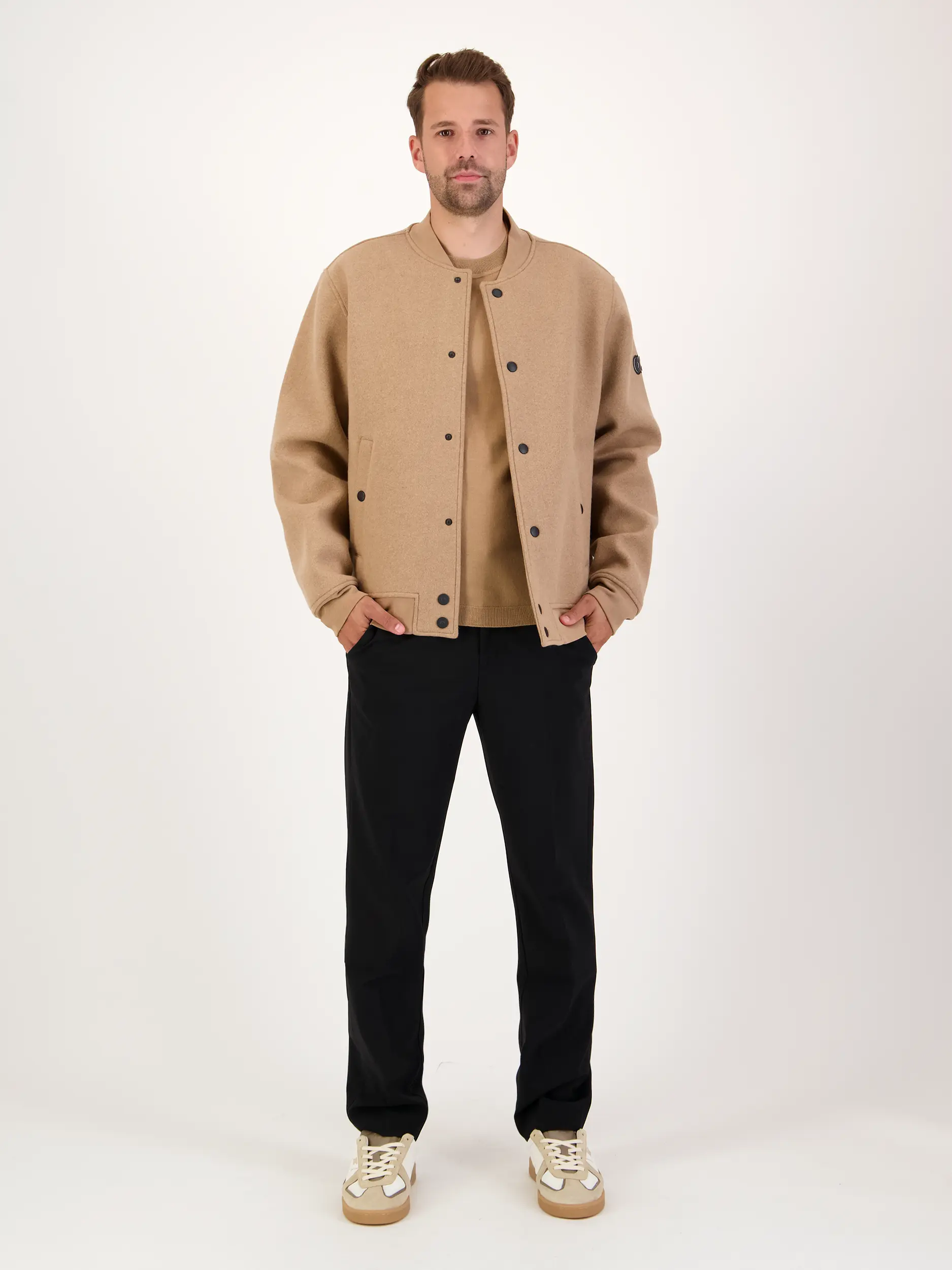 Jacke 'Obel' aus Woll-Mix - Artikel Teil eines Outfits getragen von einem Modell - Farbe: Braun